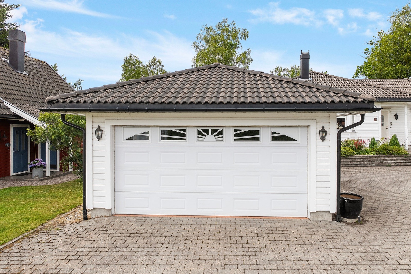 Du har god plass til parkering i garasje og innkjørsel Galleribilde