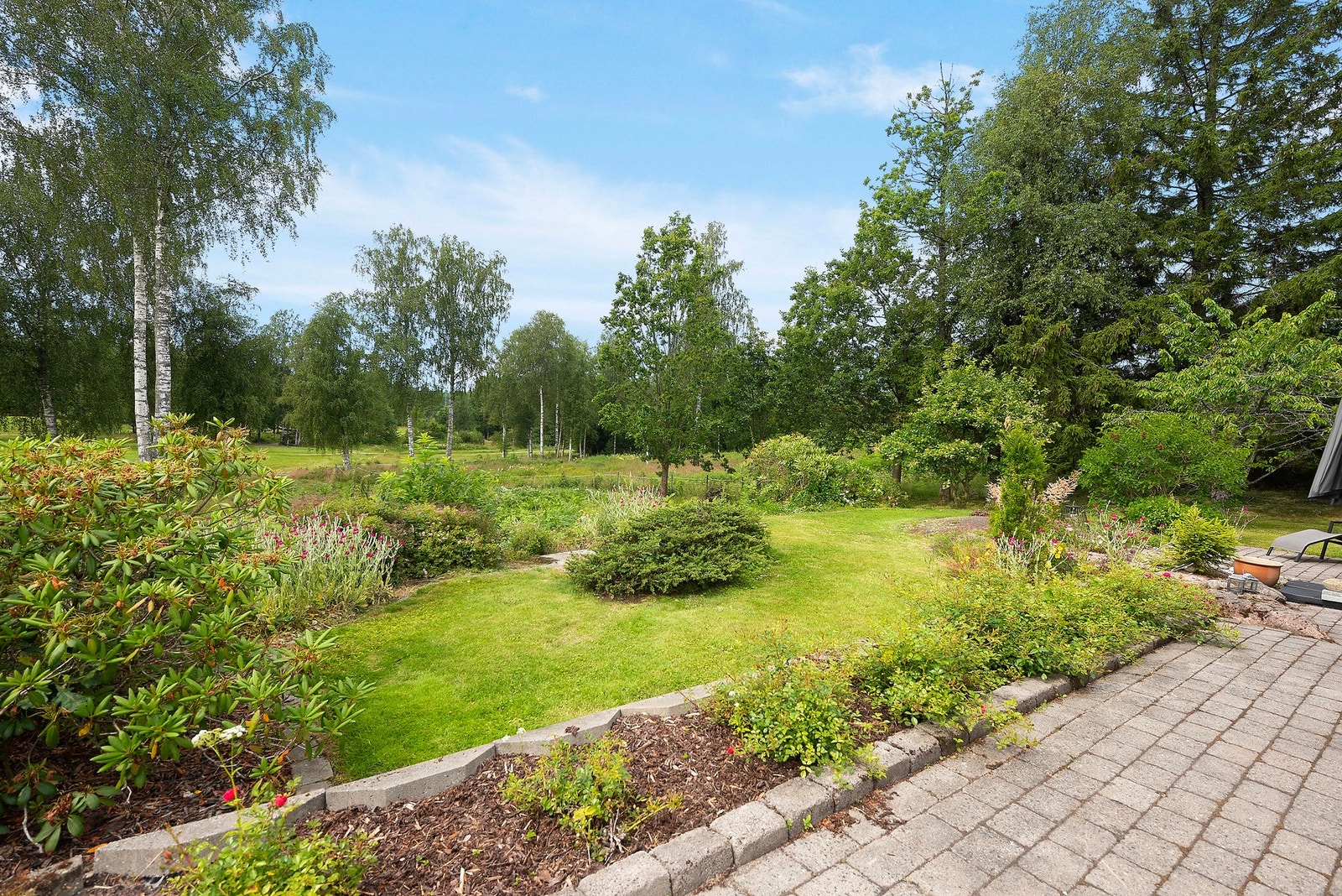 Pent opparbeidede uteområder med god plass til både ballspill og beplantning - perfekt for lek og grønne fingre Galleribilde