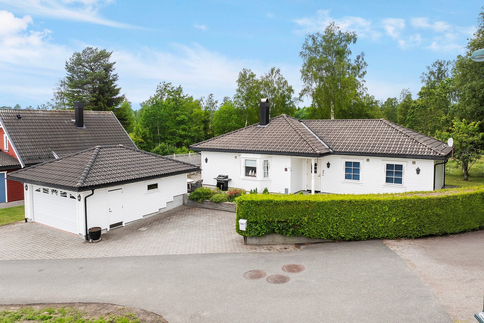 Her har du plass til hele familien på èn og samme flate, og adkomst til utearealer fra begge sider av huset Galleribilde