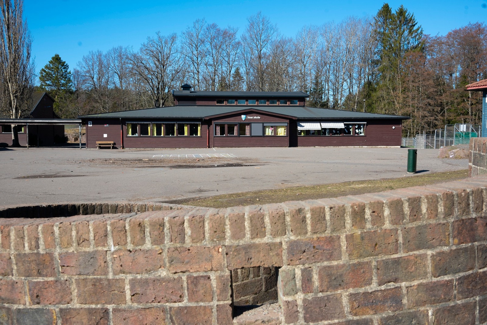 Det er gangvei til Vear skole, så barna har en trygg skolevei Galleribilde