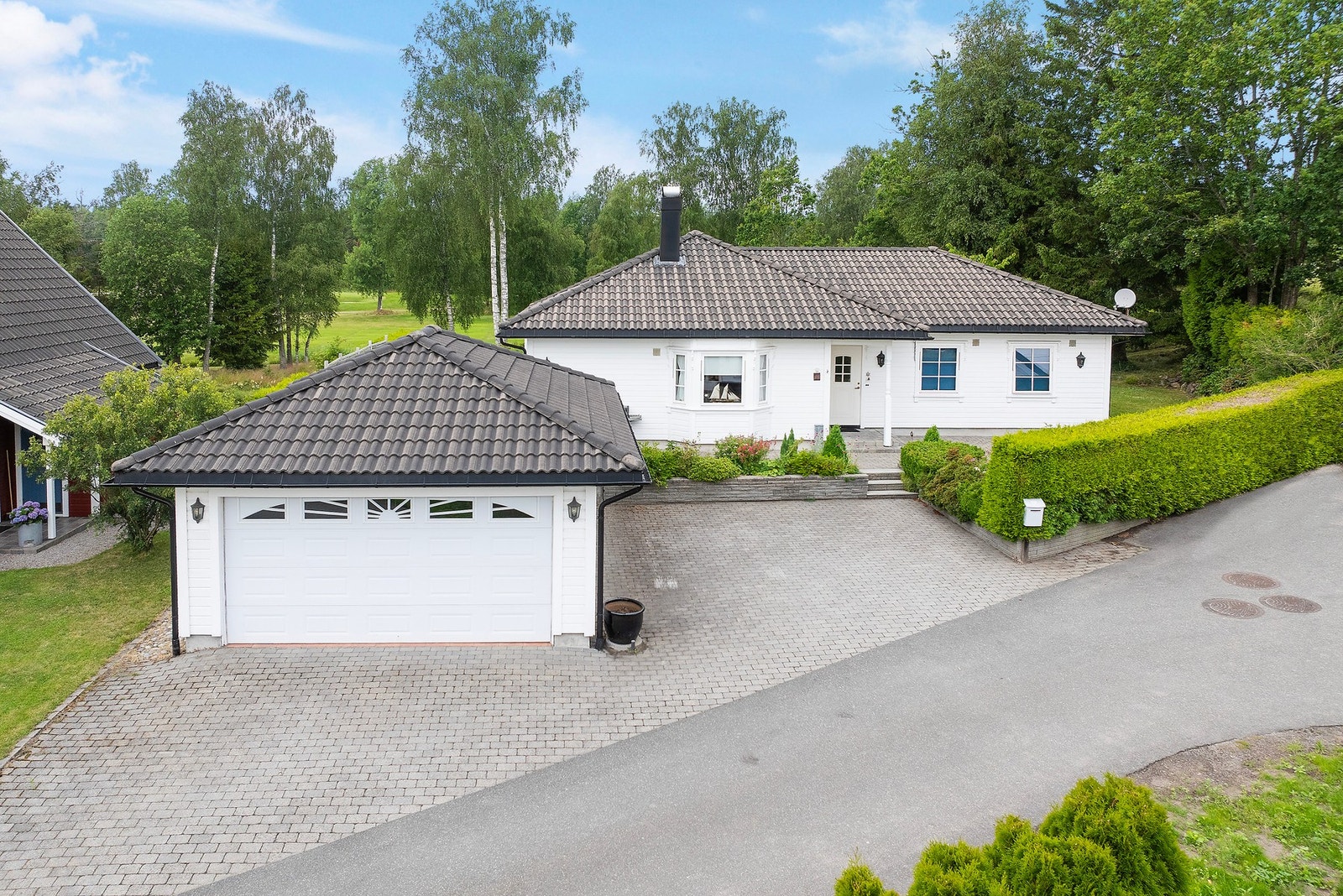 Innkjørselen og området på fremsiden er steinbelagt for et rent og helhetlig uttrykk og enkelt vedlikehold Galleribilde