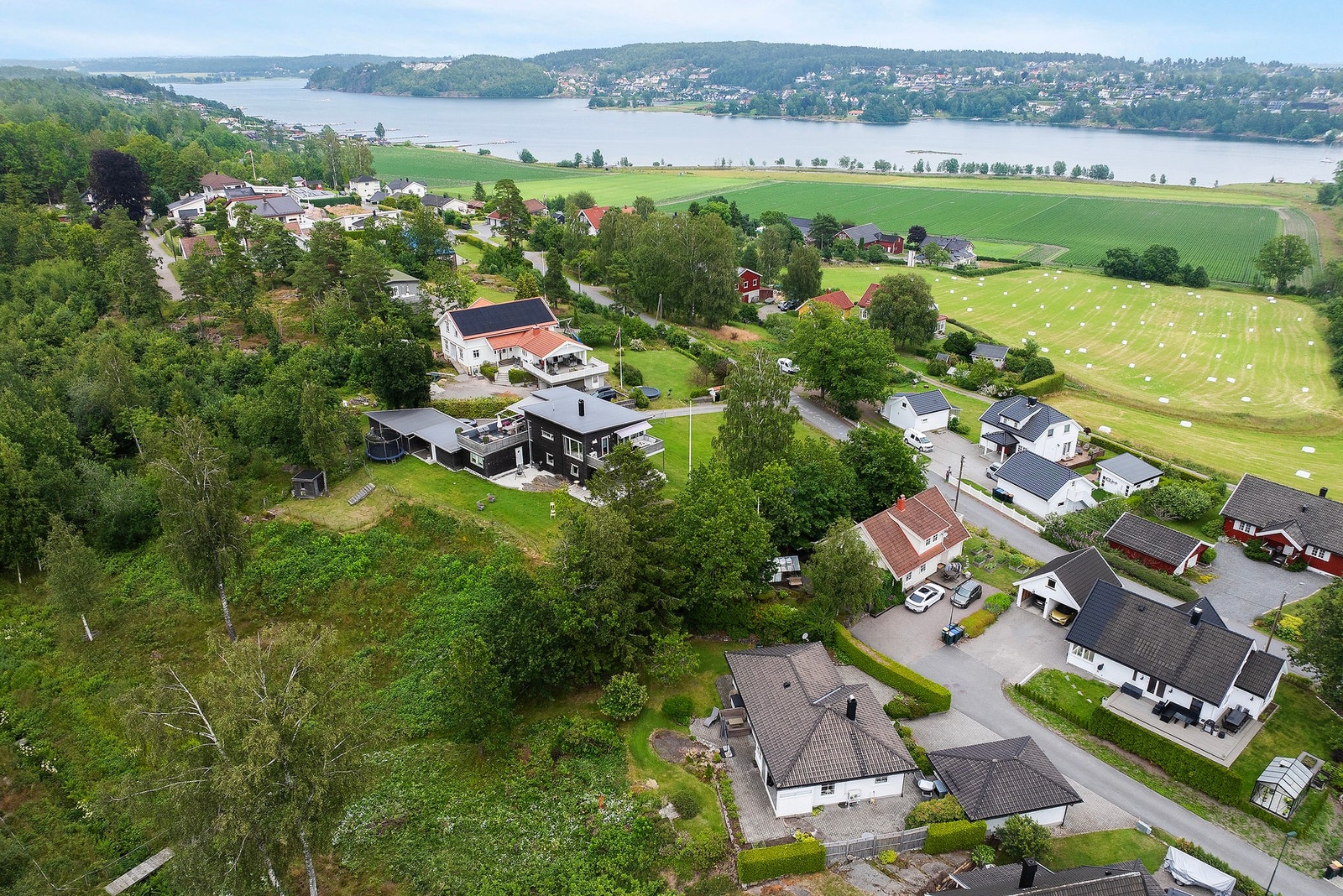 Boligen har en fin og landlig beliggenhet i et rolig og veletablert nabolag på Sjuestokk Galleribilde
