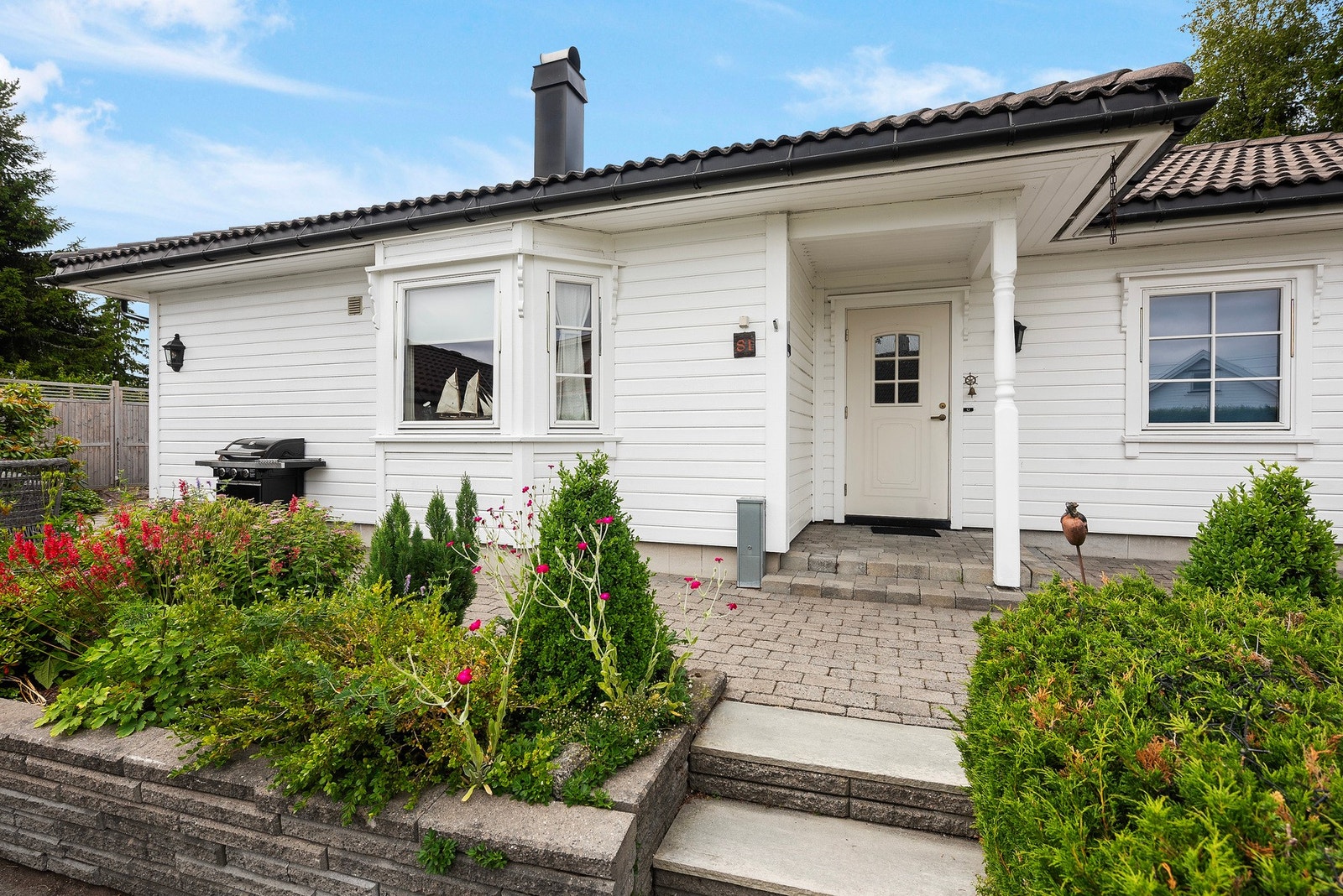 Her har du steinbelagt adkomst til overbygget og hyggelig inngangsparti Galleribilde