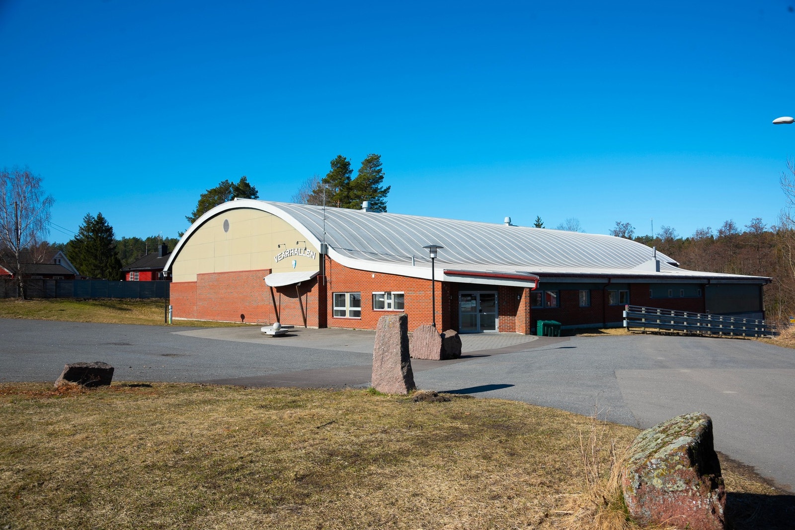 Vearhallen byr blant annet på klatrevegg Galleribilde