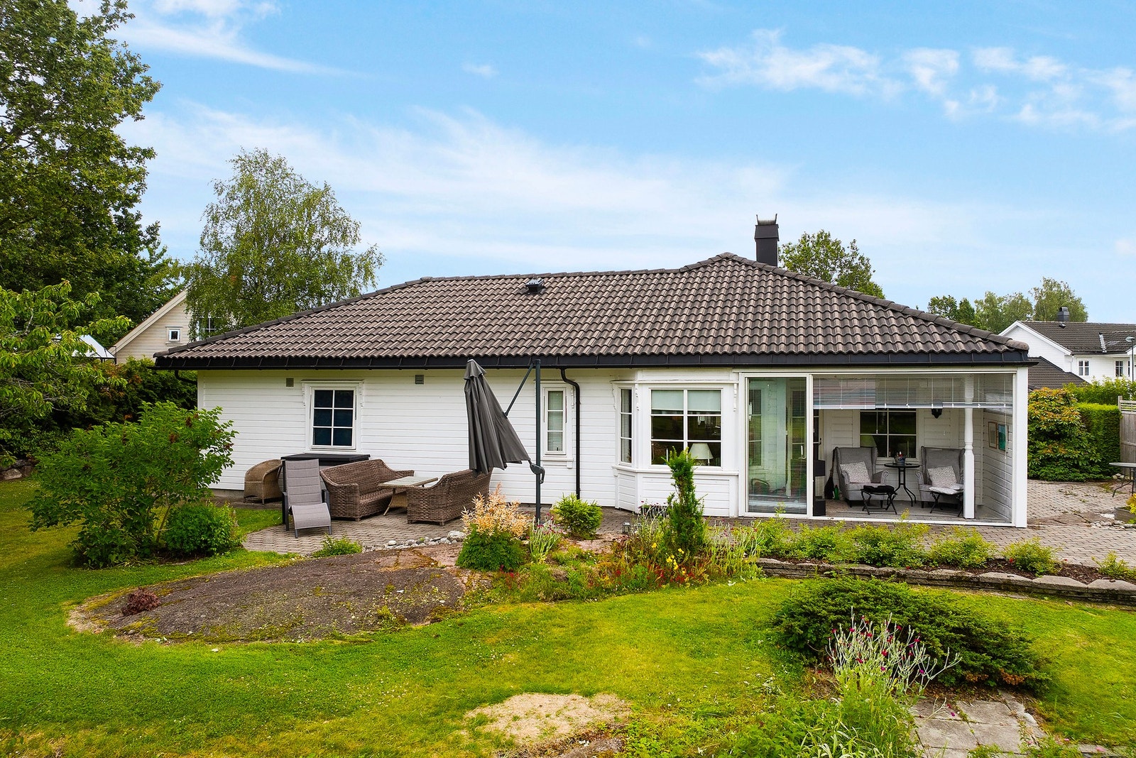 Du har tilgang til baksiden av eiendommen fra begge sider av huset Galleribilde