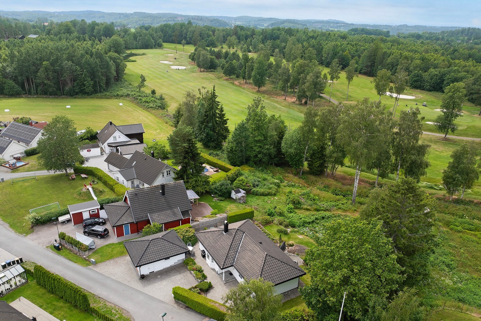En romslig enebolig fredelig beliggenhet i etablert nabolag på Sjuestokk og utsyn mot golfbanen Galleribilde