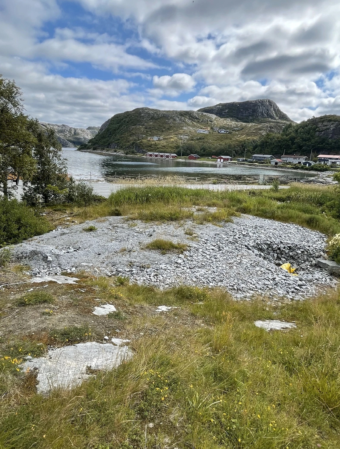 Tomt på 837 kvm med åpen utsikt. Kort vei til fjorden og småbåthavn. Galleribilde