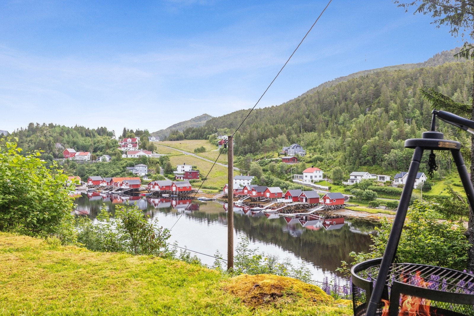 Eiendommen ligger på et høydedrag og byr følgelig på en fredfull, flott utsikt utover fjordarmen og bryggerekka. Galleribilde