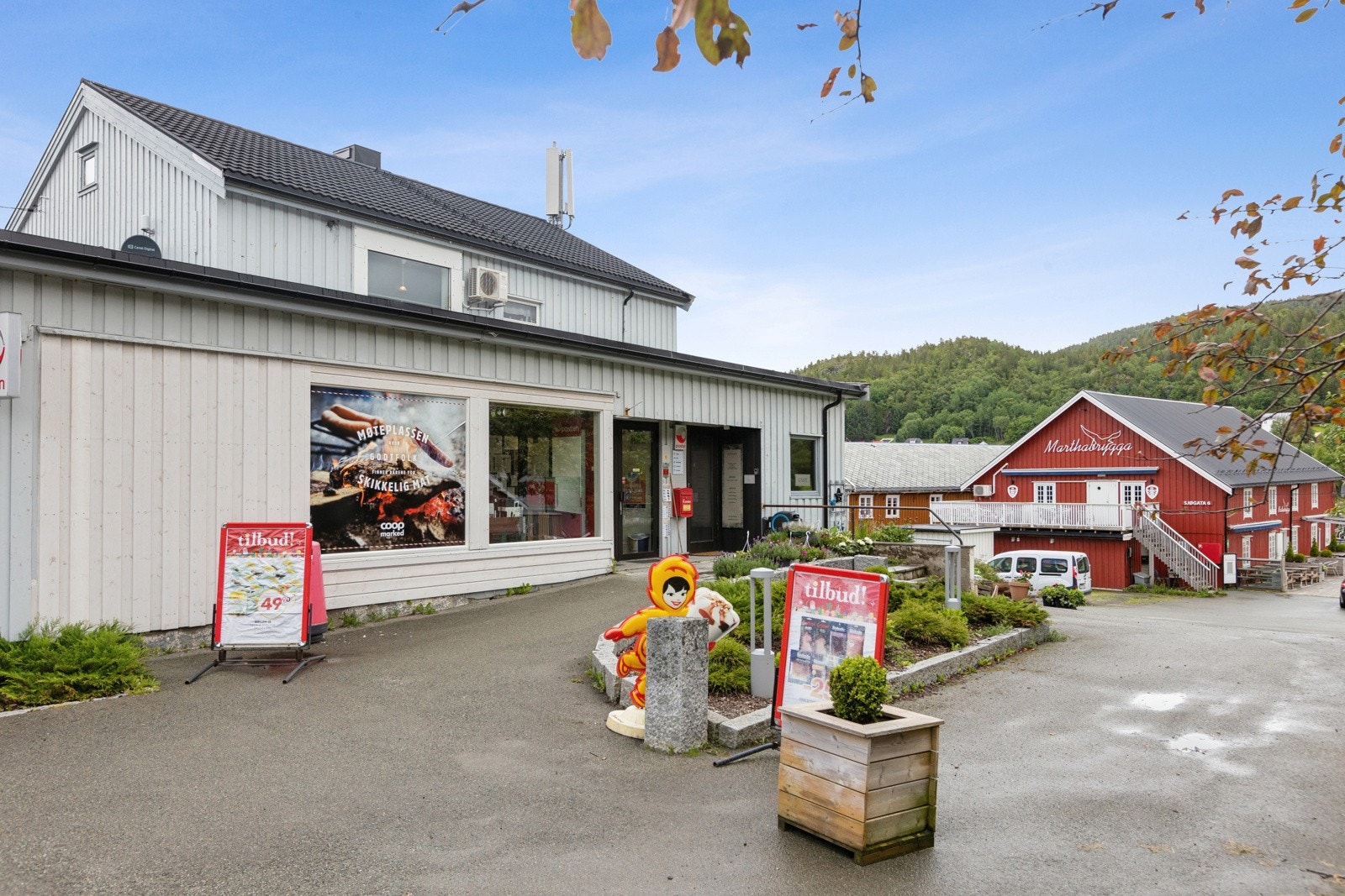 Fra eiendommen er det kun 3-4 min kjøring til nærmeste dagligvarebutikk og kaféer i sentrum av Råkvåg. Galleribilde