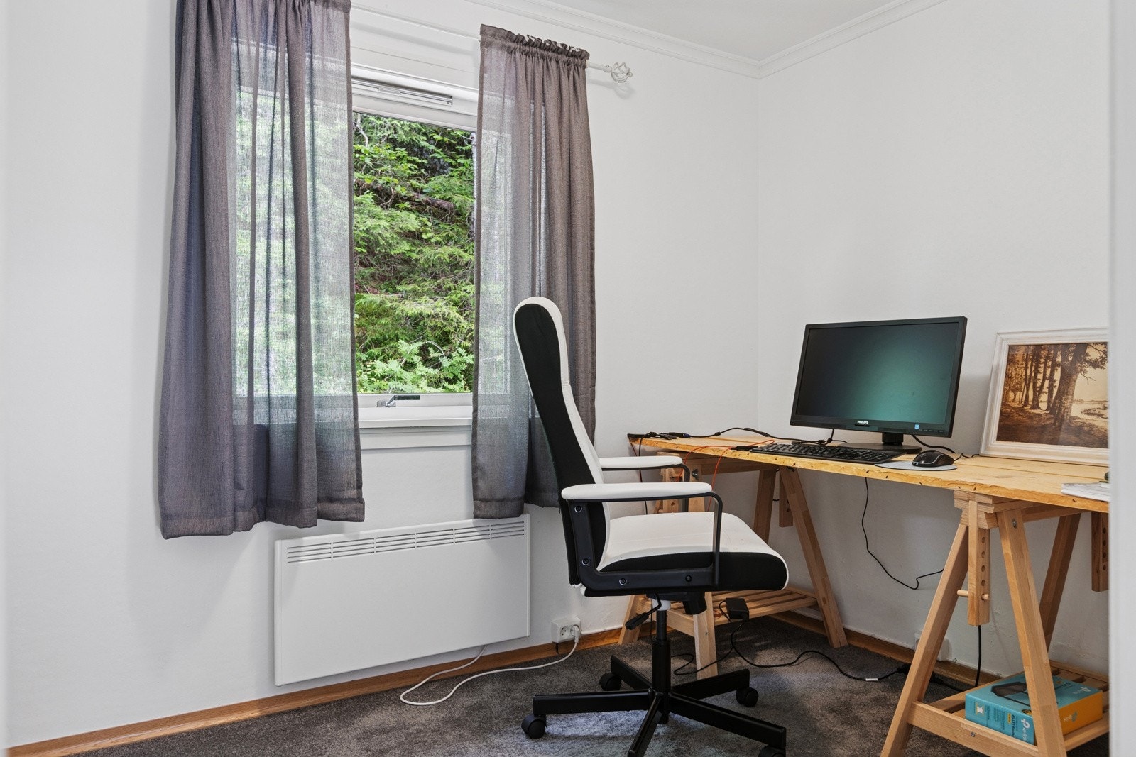 Et av soverommene har vært i bruk som "hyttekontor" og har fungert utmerket til dette fomålet. Galleribilde