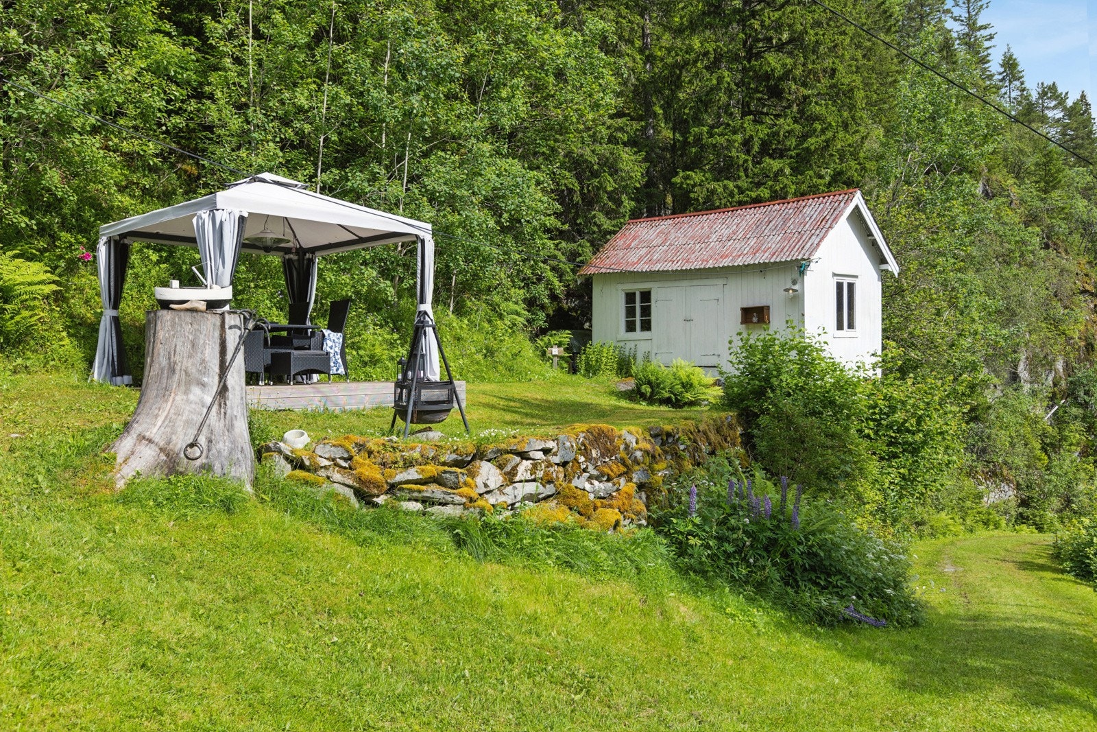 Ved boligen finner vi plenareal, markterrasse med paviljong og utebod. Galleribilde