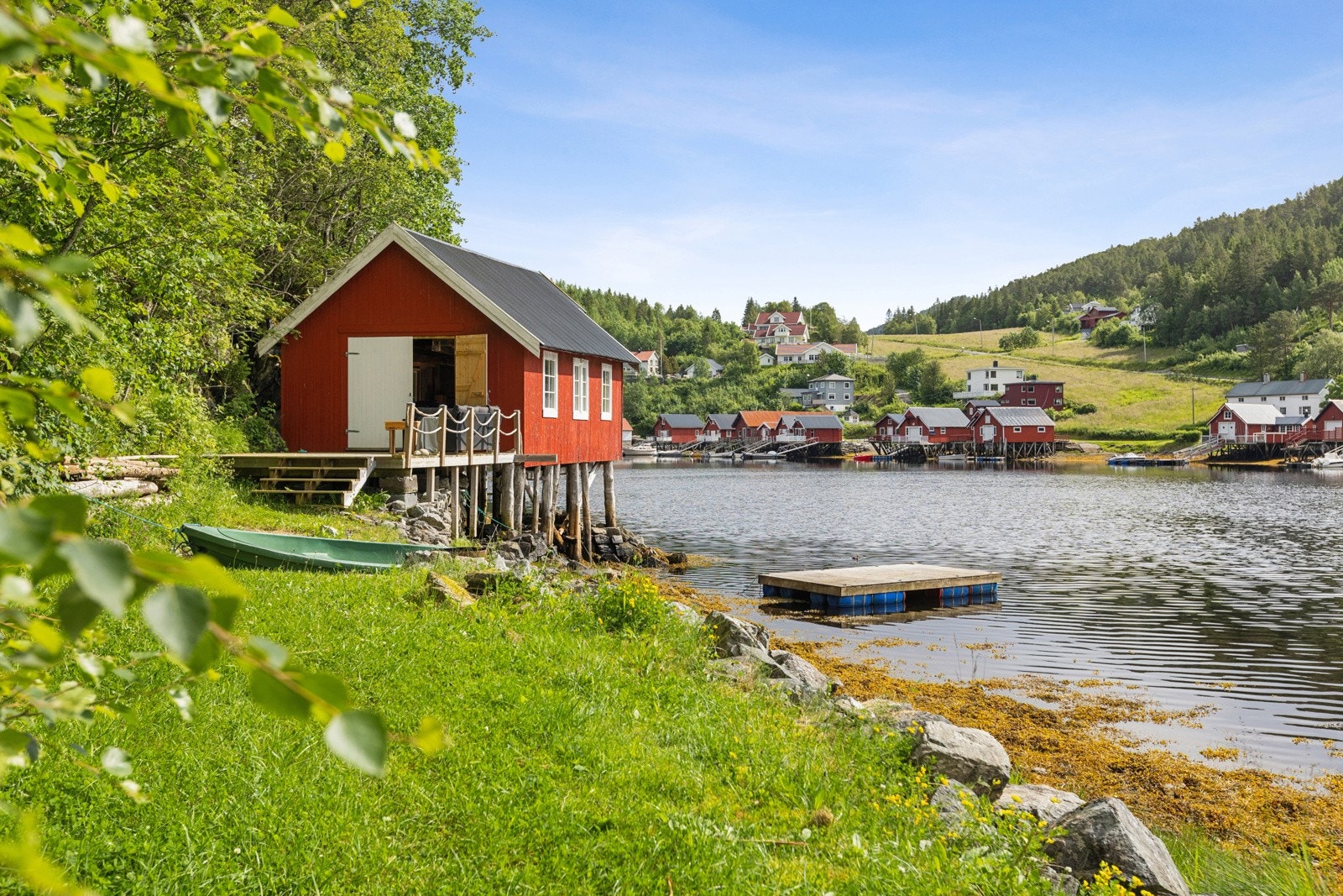 Eget naust, flytebrygge, fiskelykke og badeidyll ligger kun et lite steinkast unna. Galleribilde