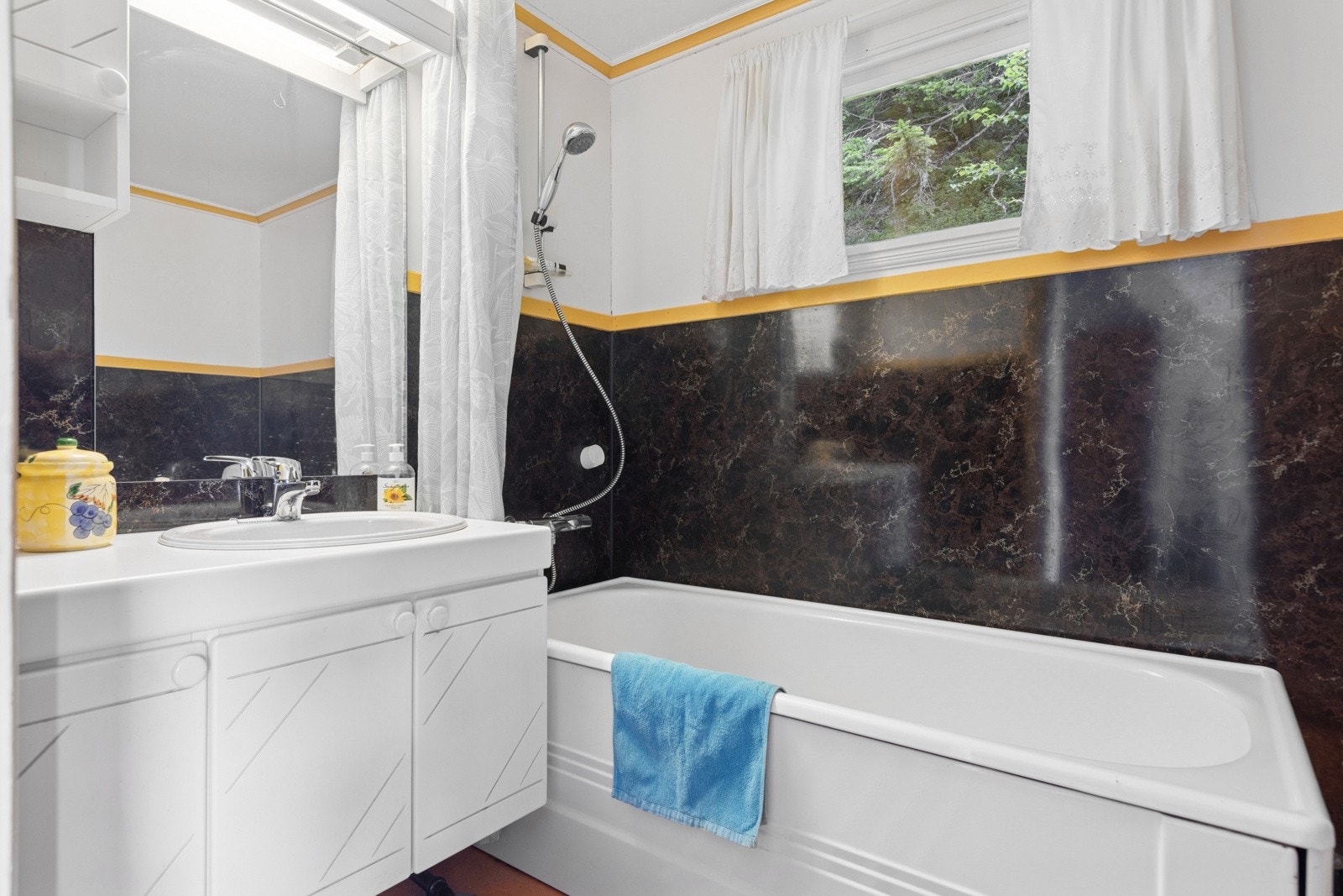 Etasjen inneholder 2 bad, hvorav kun det ene er i bruk (på det andre badet er vann og avløp frakoblet) Galleribilde
