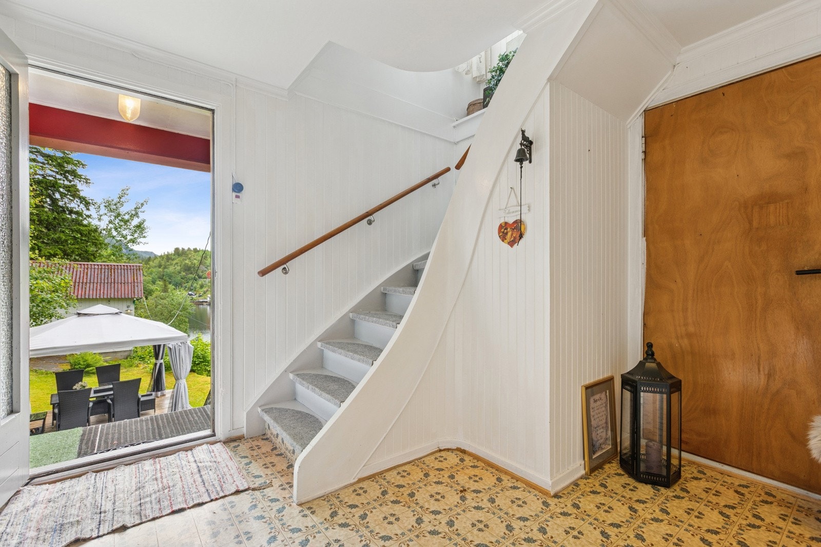 Velkommen inn! 1. etasje inneholder i tillegg til entréen, spisestue, kjøkken, to stuer, hall m/trapp, toalettrom, badstue og to bad, hvorav det ene ikke er i bruk. Galleribilde