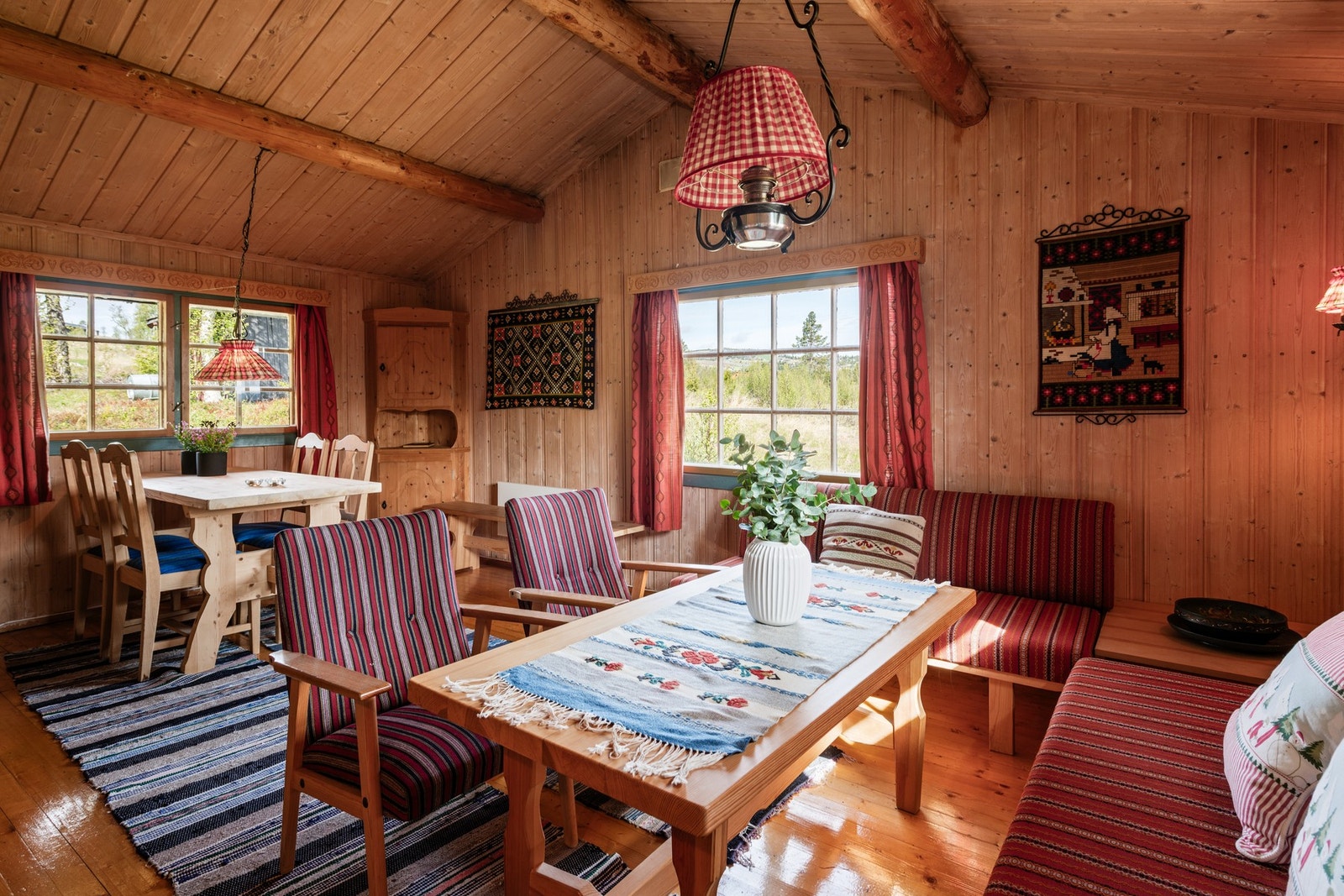 Stuen har flere vinduer som slipper inn rikelig med lys. Galleribilde