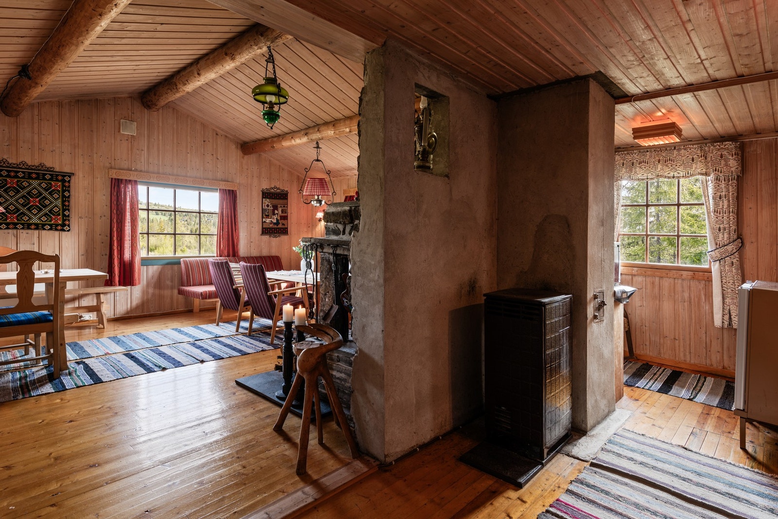 Stue med røstet tak. Galleribilde