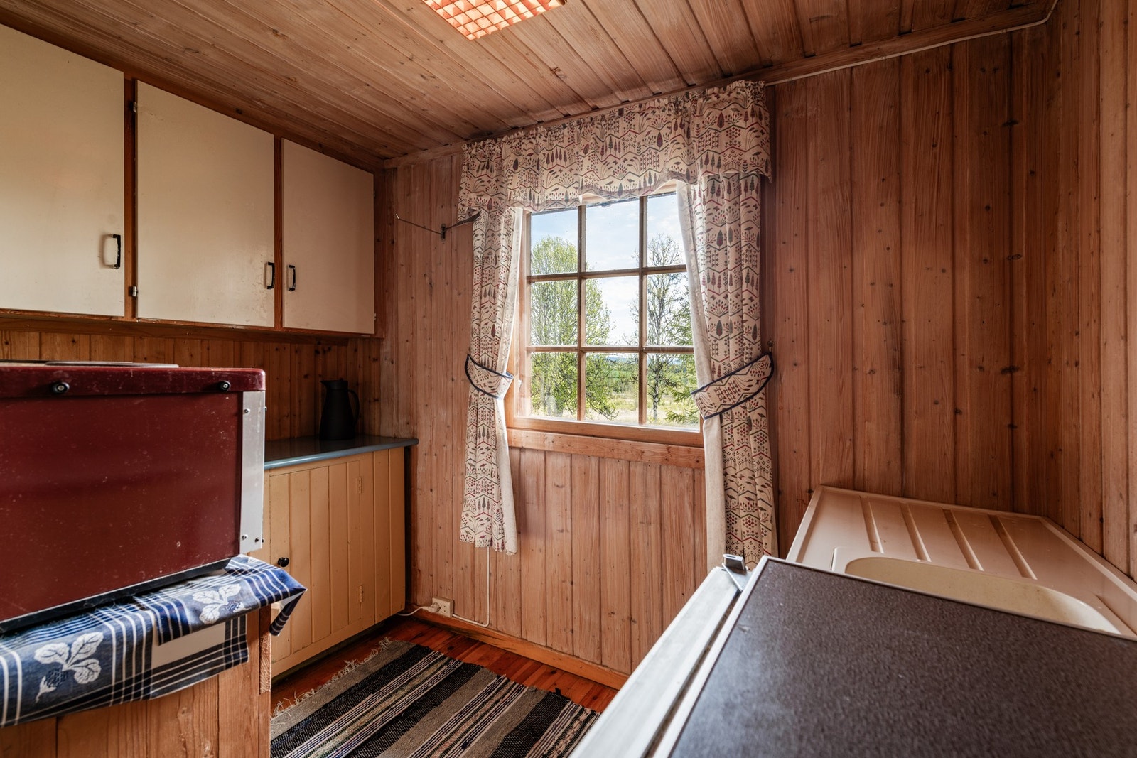 Kjøkkenkrok med muligheter til matlaging og oppbevaring. Galleribilde