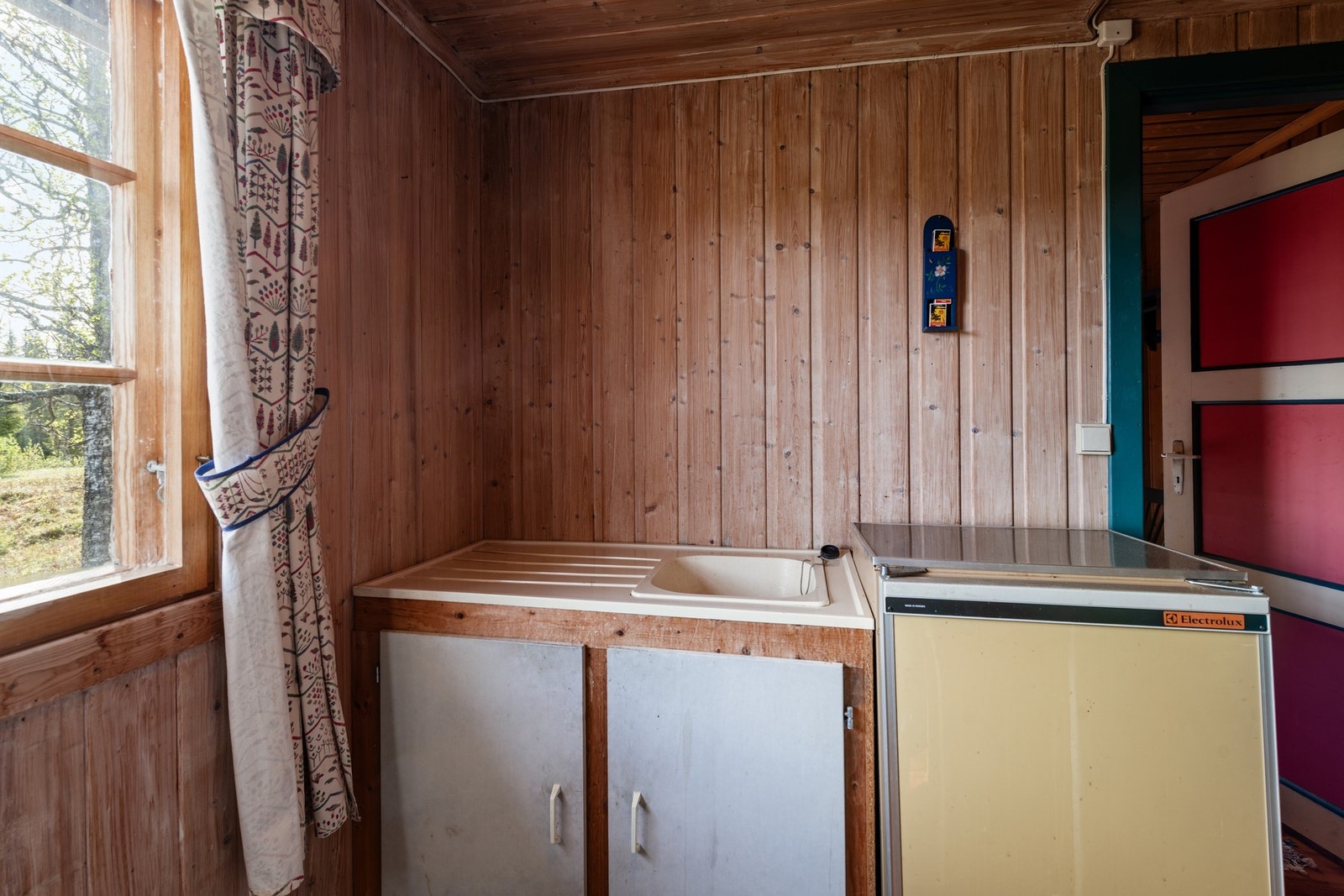 Kjøkkenet har eldre stil. Galleribilde