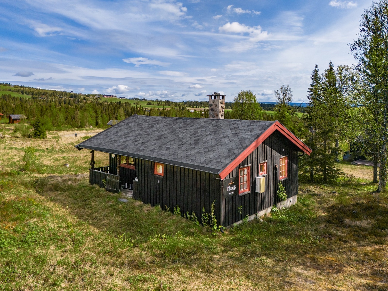 Hytten er beliggende på Einarset, nær Storefjell. Galleribilde