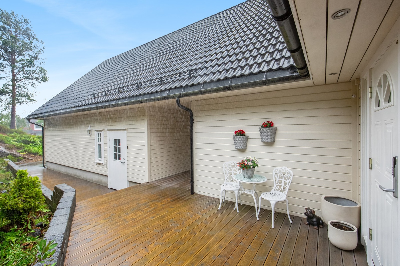 Fin terrasse på bakside ved inngangsparti Galleribilde