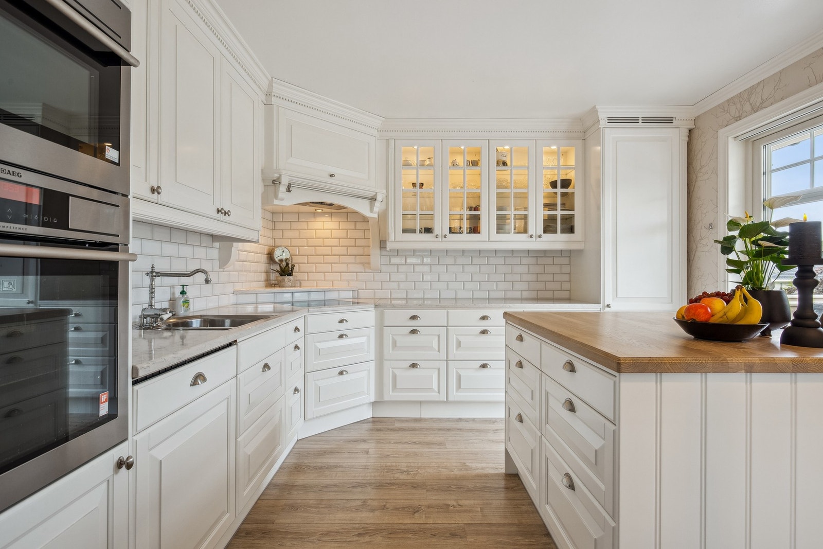 Stort kvalitetskjøkken med kjøkkenøy Galleribilde