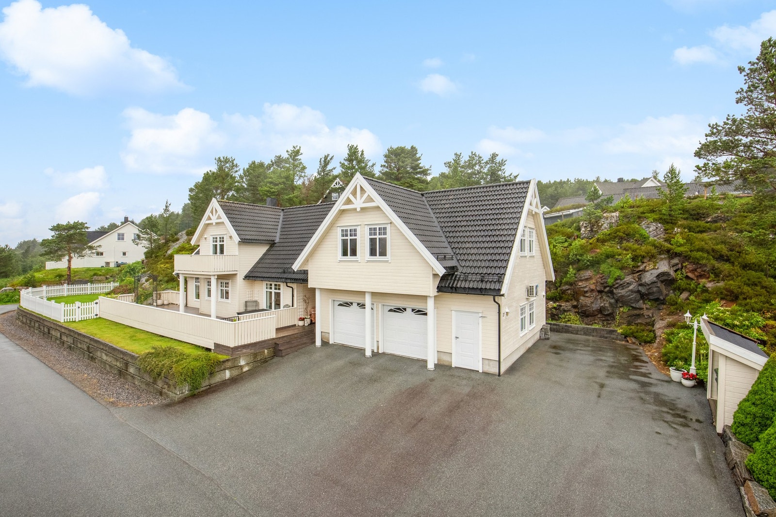 Godt med parkering på tomten og i stor dobbelgarasje. Galleribilde