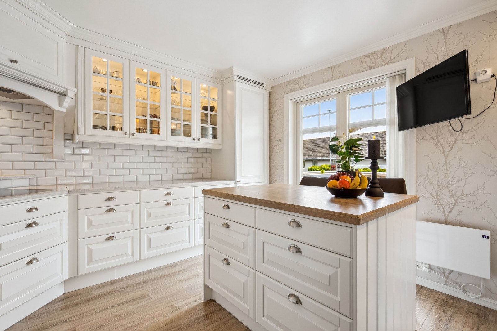 Kjøkkenøy med sitteplasser Galleribilde