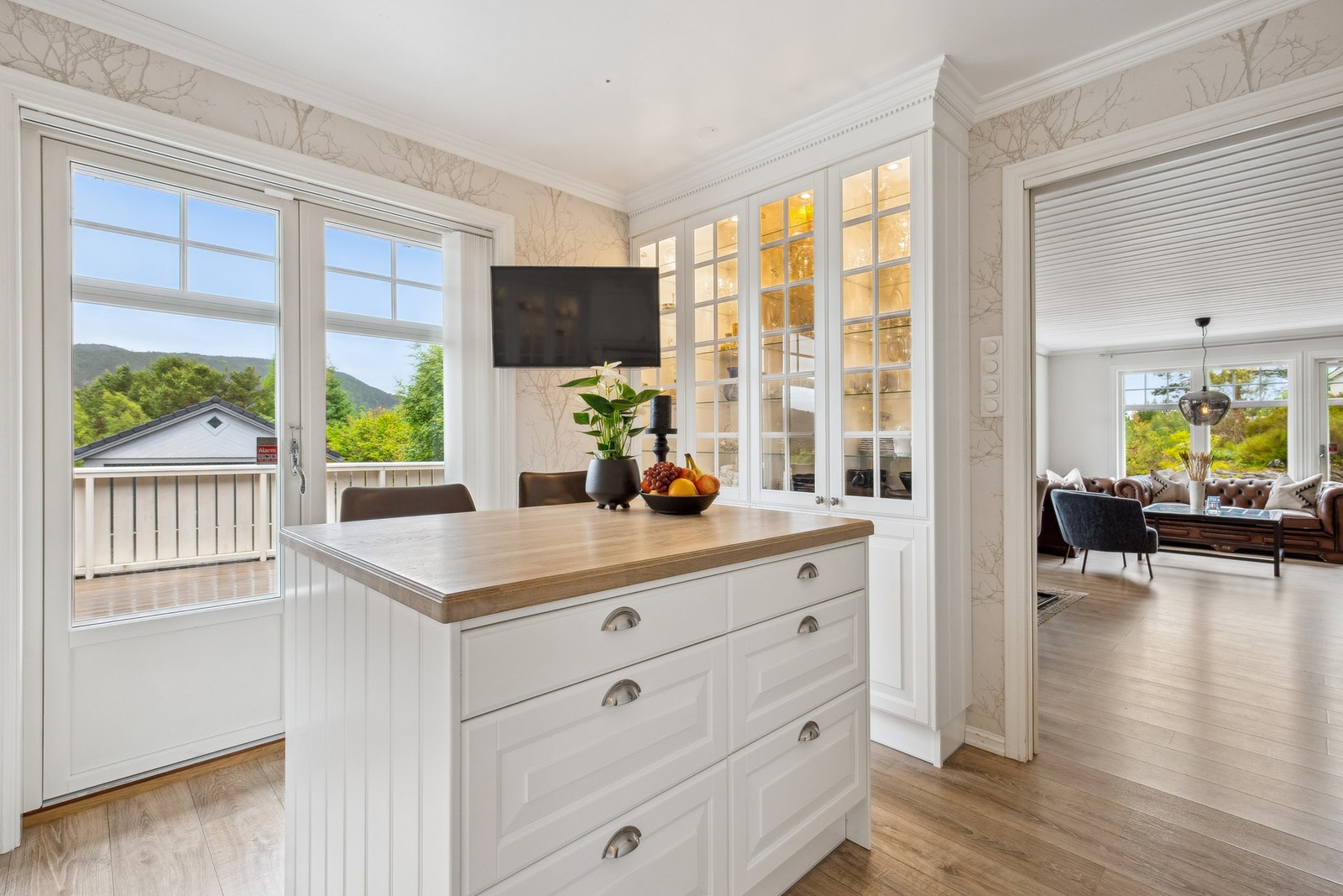 Praktisk utgang til terrasse fra kjøkkenet Galleribilde