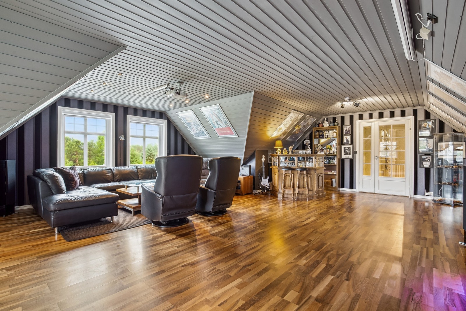 Stor innholdsrik stue II med bar Galleribilde