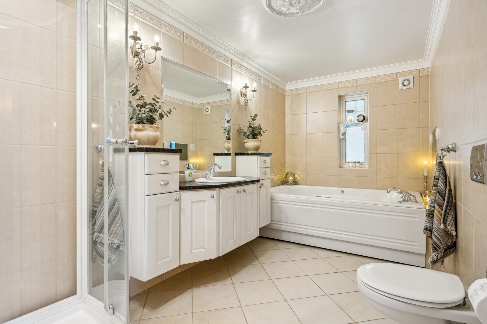 Meget delikat bed med både dusj og badekar. Innfelt tv i vegg. Galleribilde