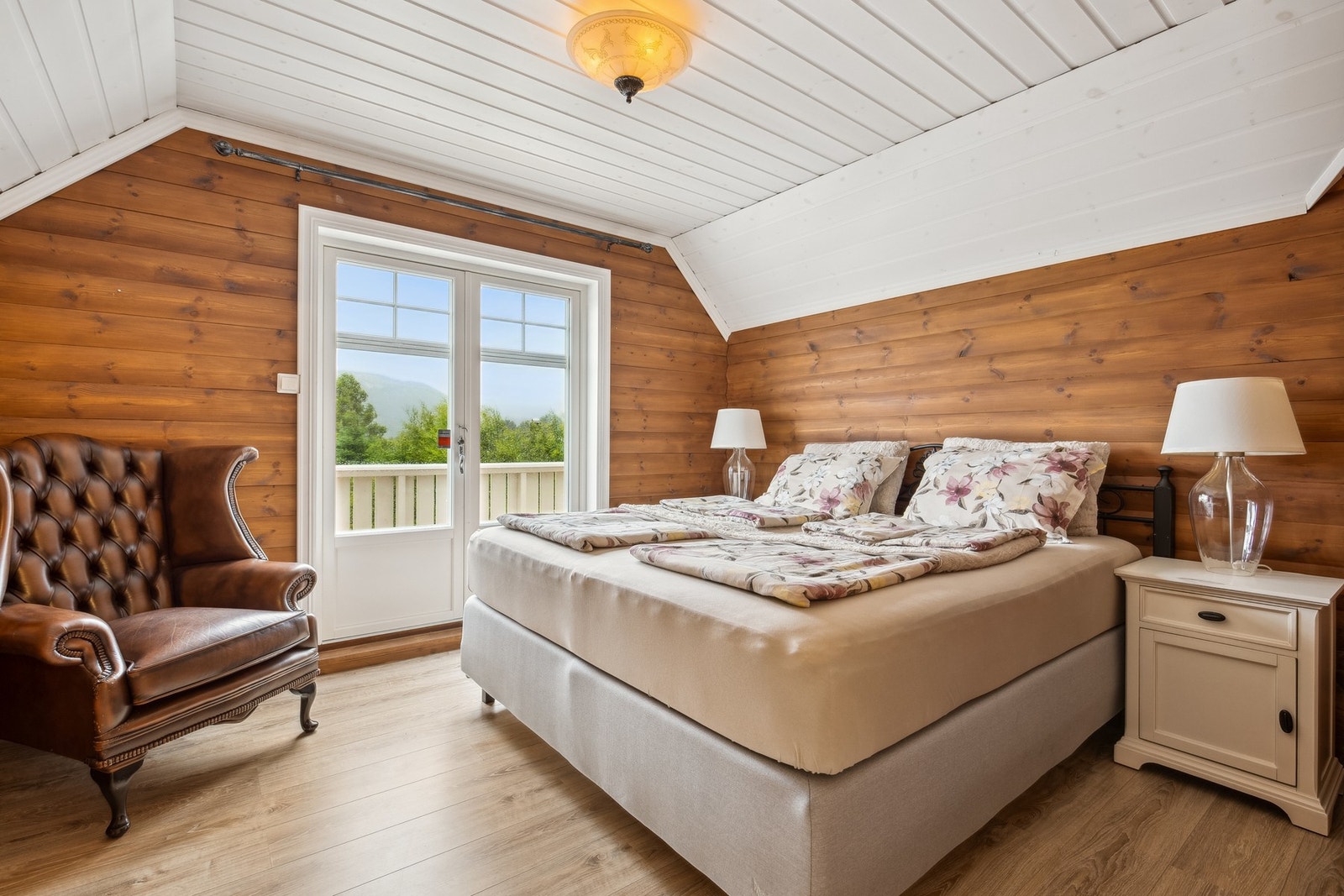 Romslig hovedsoverom med utgang til fin privat veranda Galleribilde