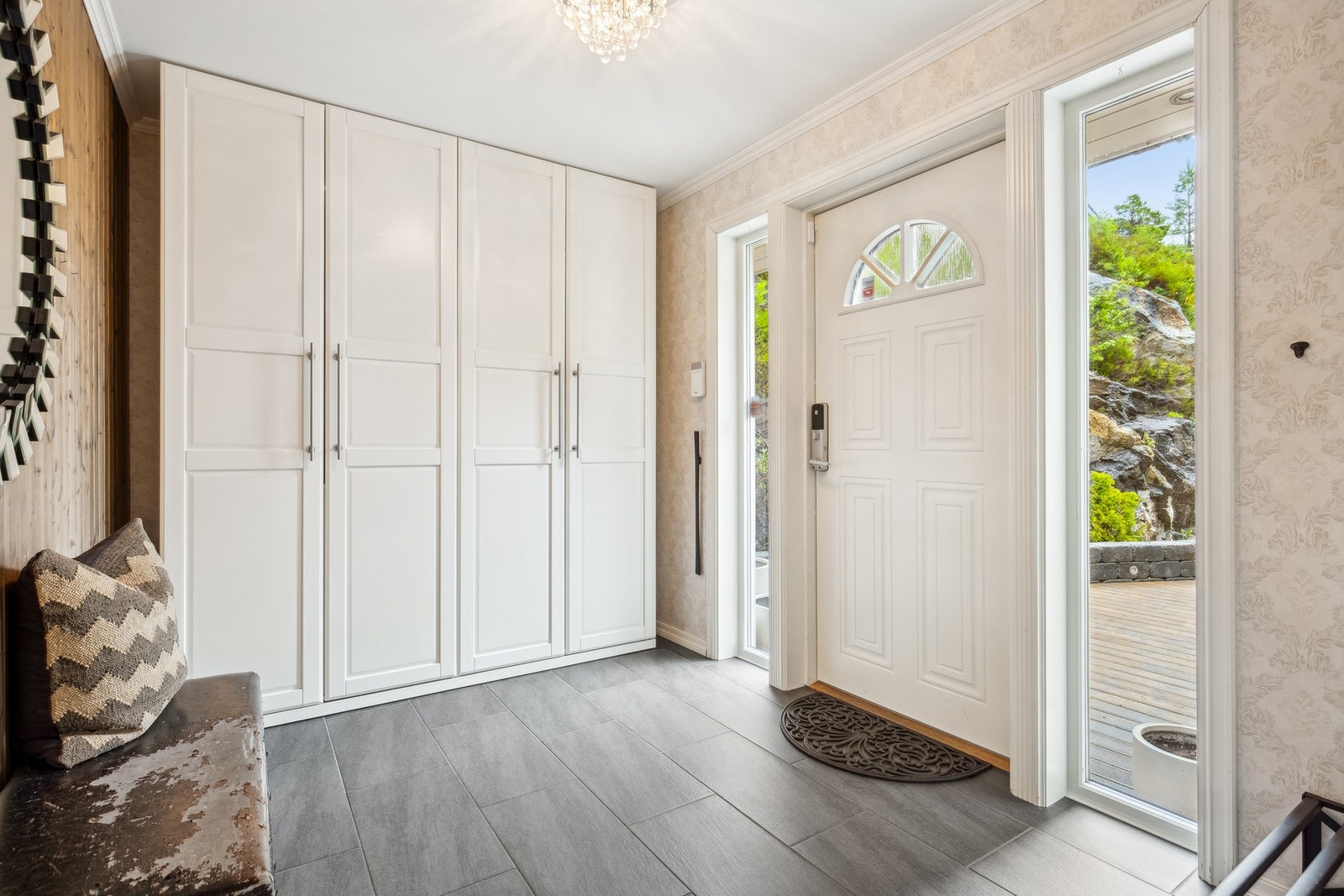 Romslig entré med god garderobeløsning Galleribilde