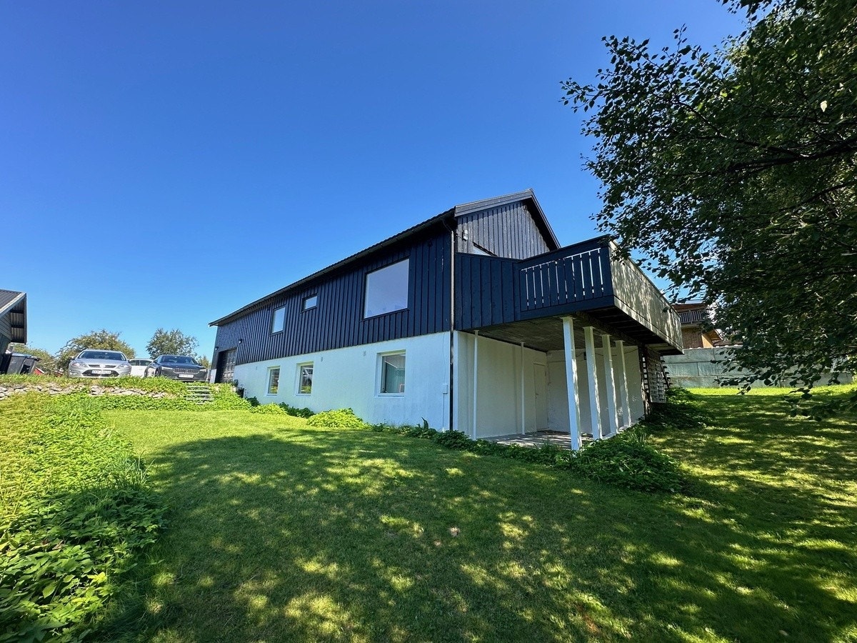 Hyblene ligger fint til i Steinberget 1, svært sentralt på Rørvik. Galleribilde