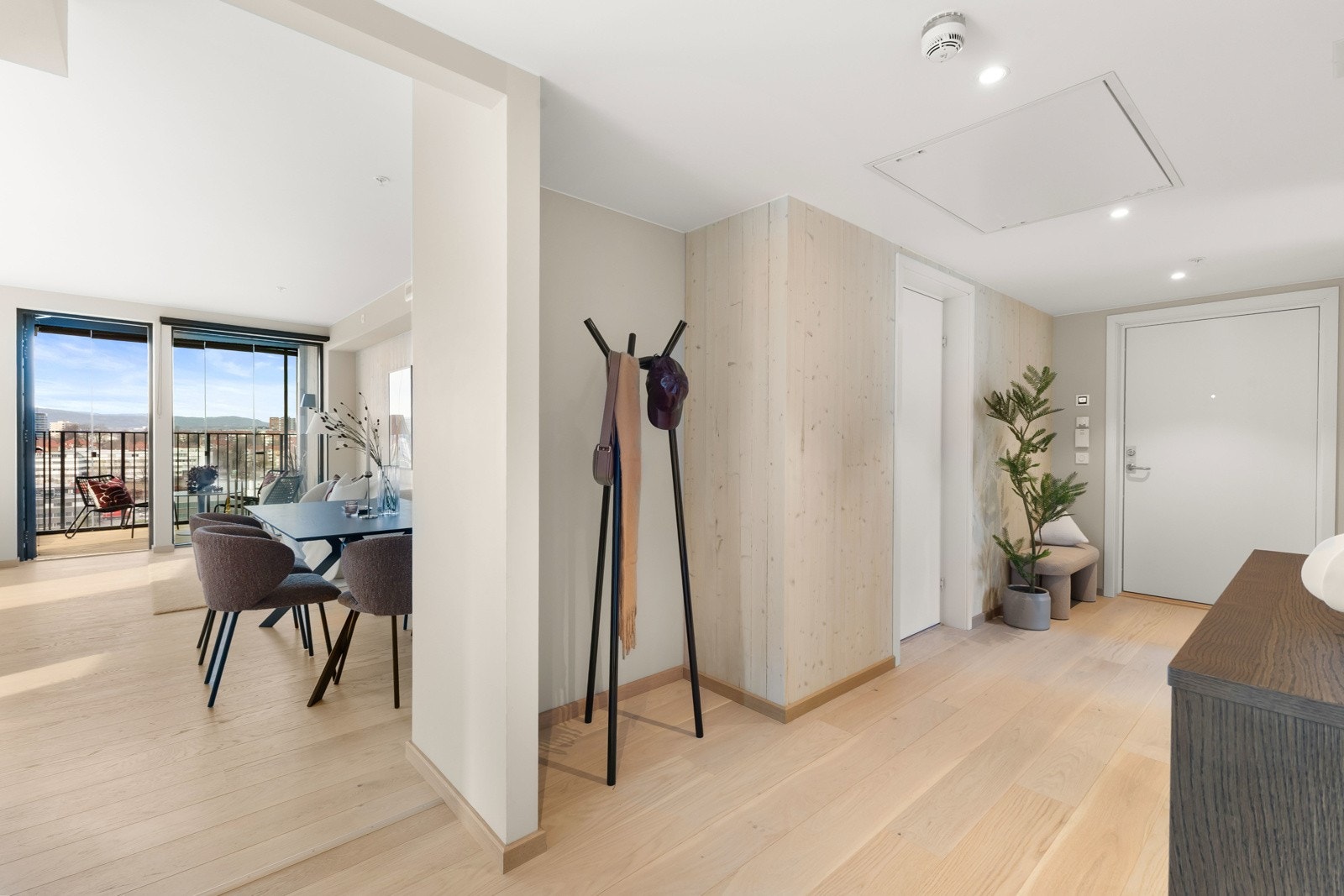 Entré med avsatt plass til garderobe Galleribilde