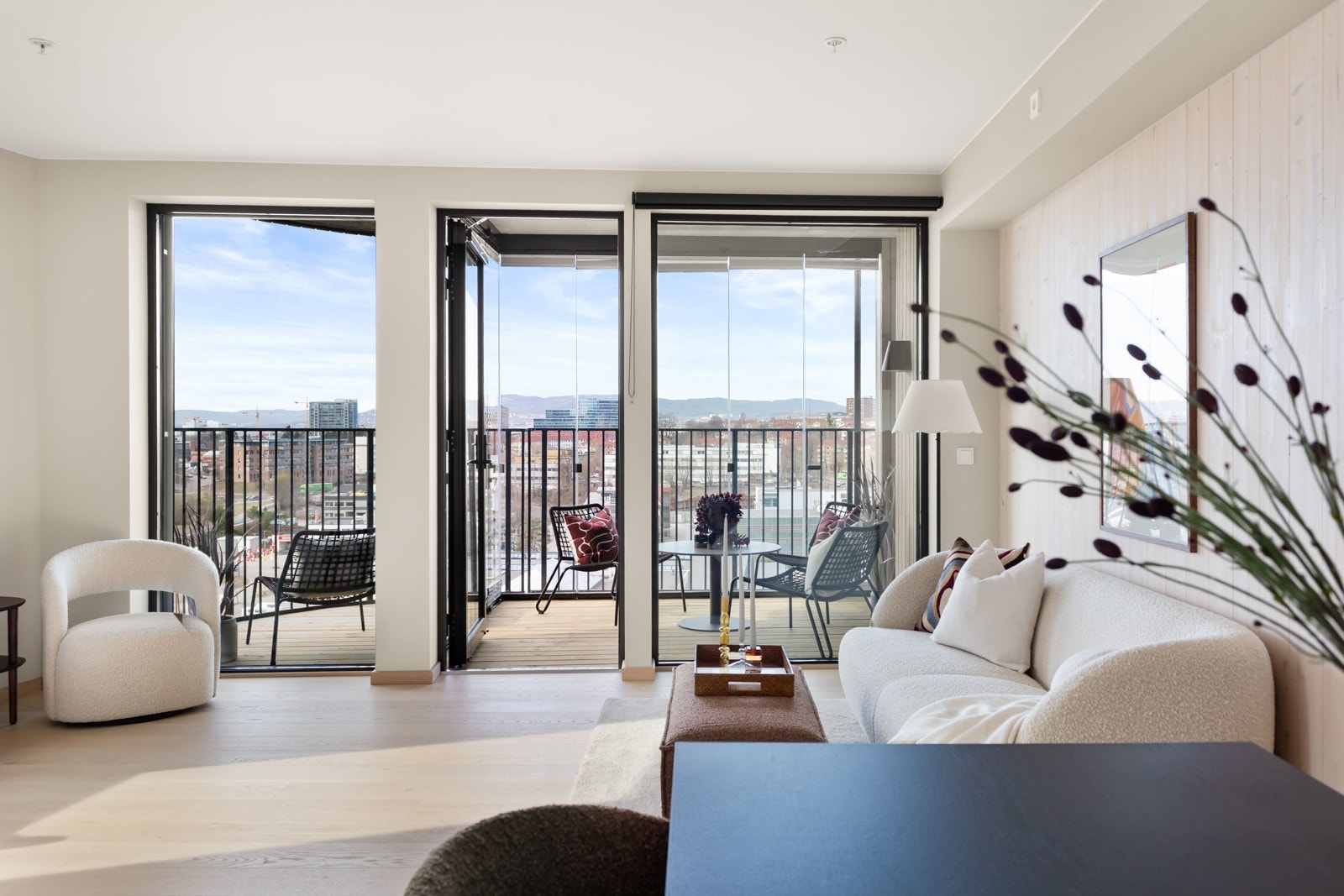 I stue, kjøkken, entré og bad er det behagelig vannbåren gulvvarme Galleribilde