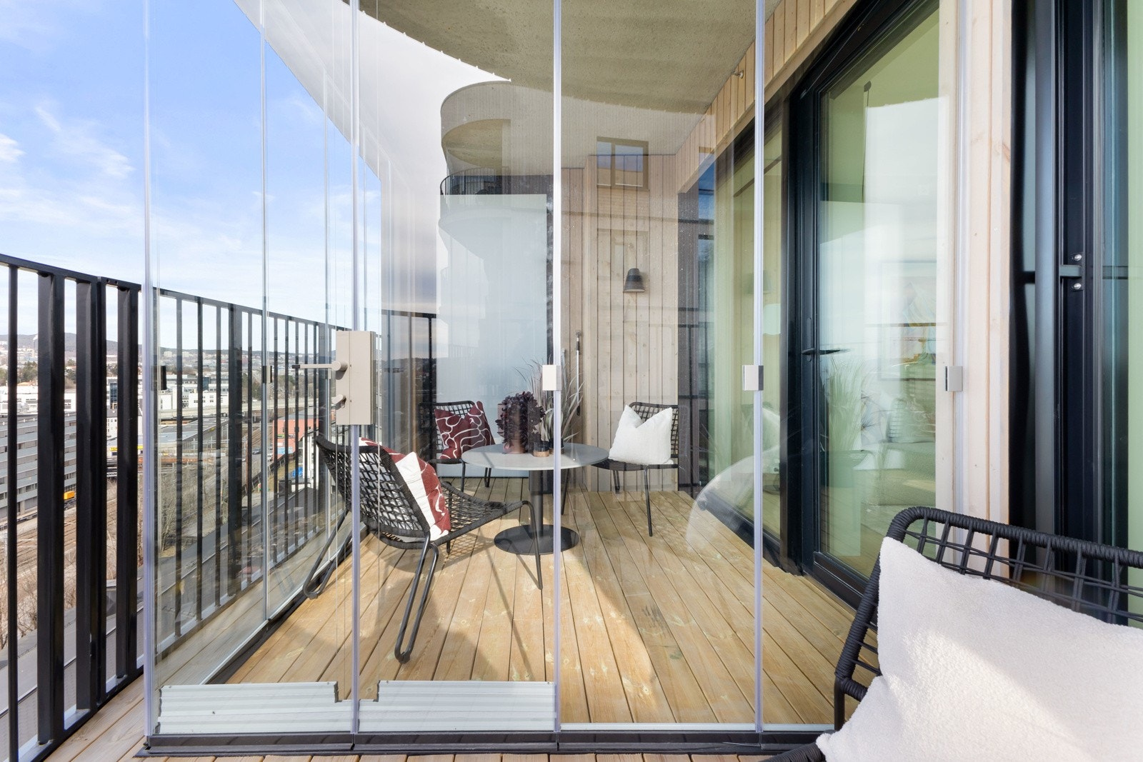 Innglassingen kan enkelt åpnes og skyves til side på varme dager Galleribilde