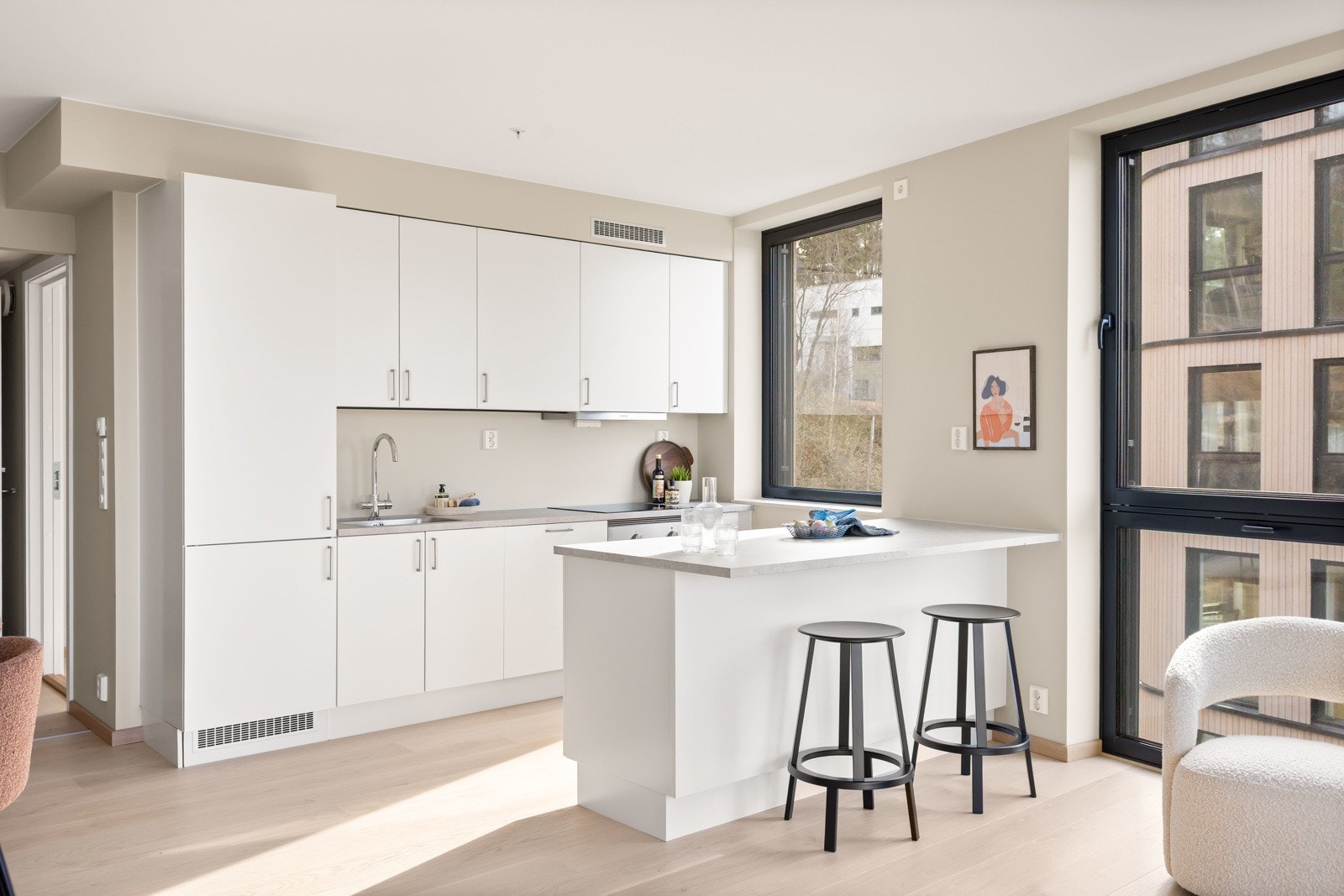 Flott åpent kjøkken fra HTH med integrerte hvitevarer Galleribilde