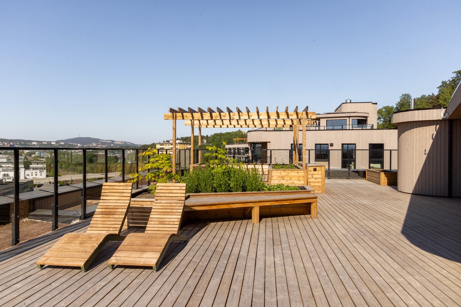 Hver enkelt takterrasse her eget tema, som badstu, trening, rekreasjon med planter, lekerom Galleribilde