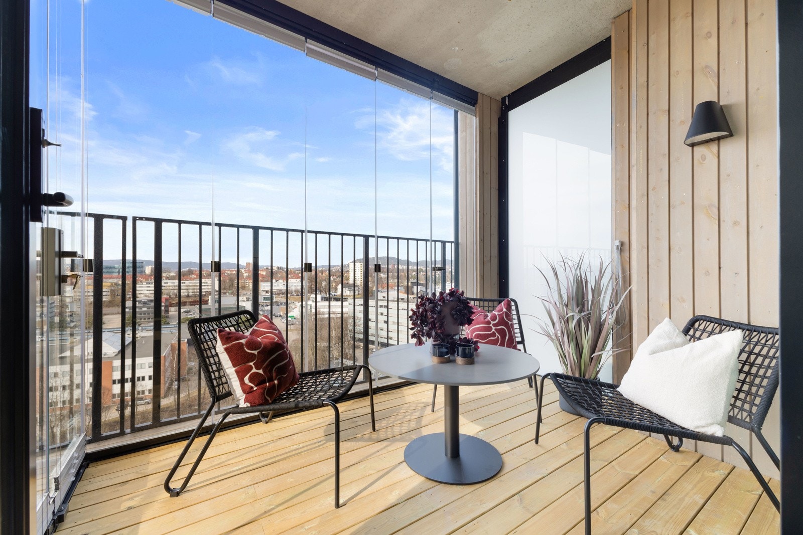 En herlig balkong som er delvis innglasset med flott utsikt og kveldssol Galleribilde