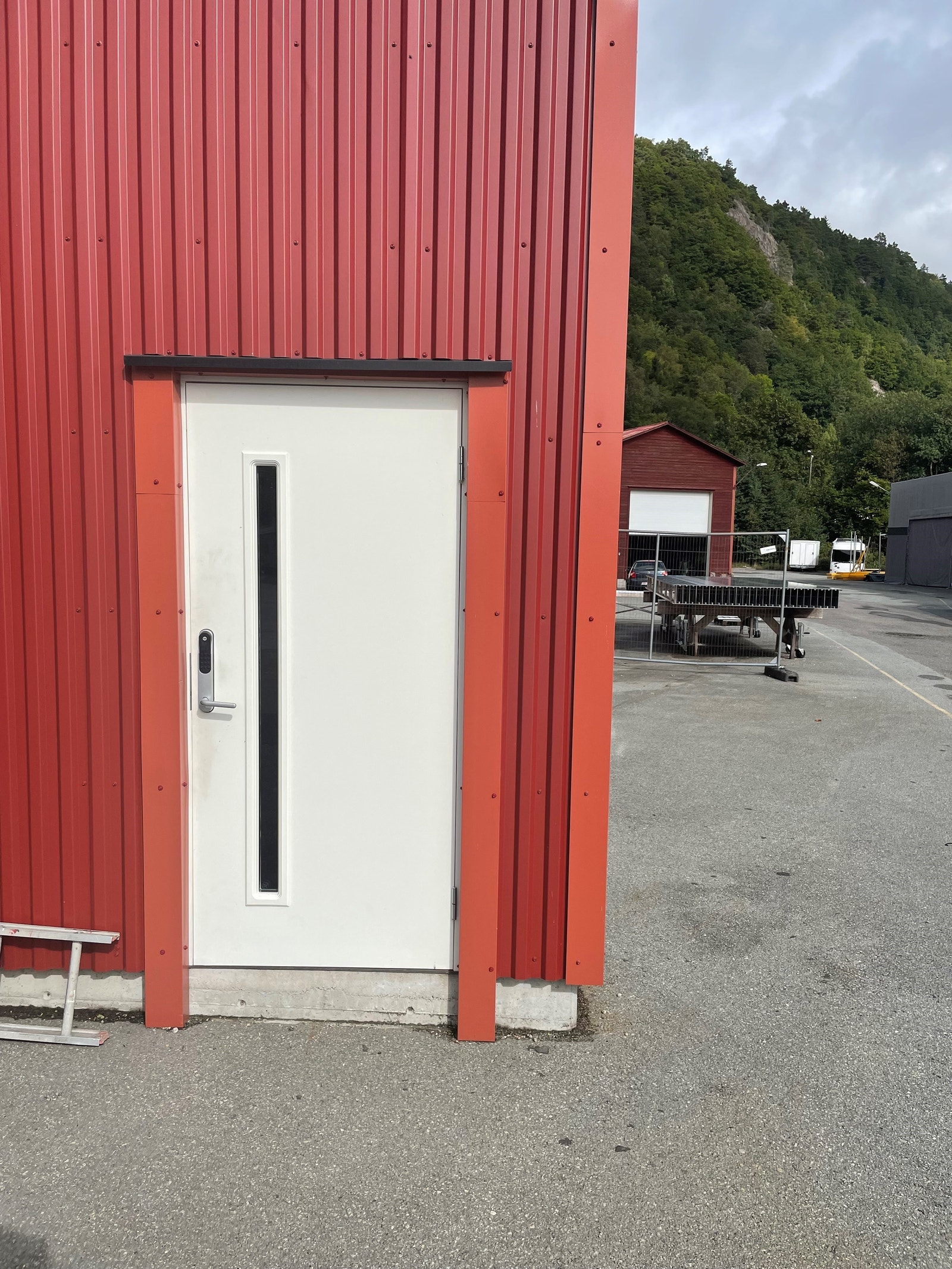 Kodelås på dør inntil hallen Galleribilde