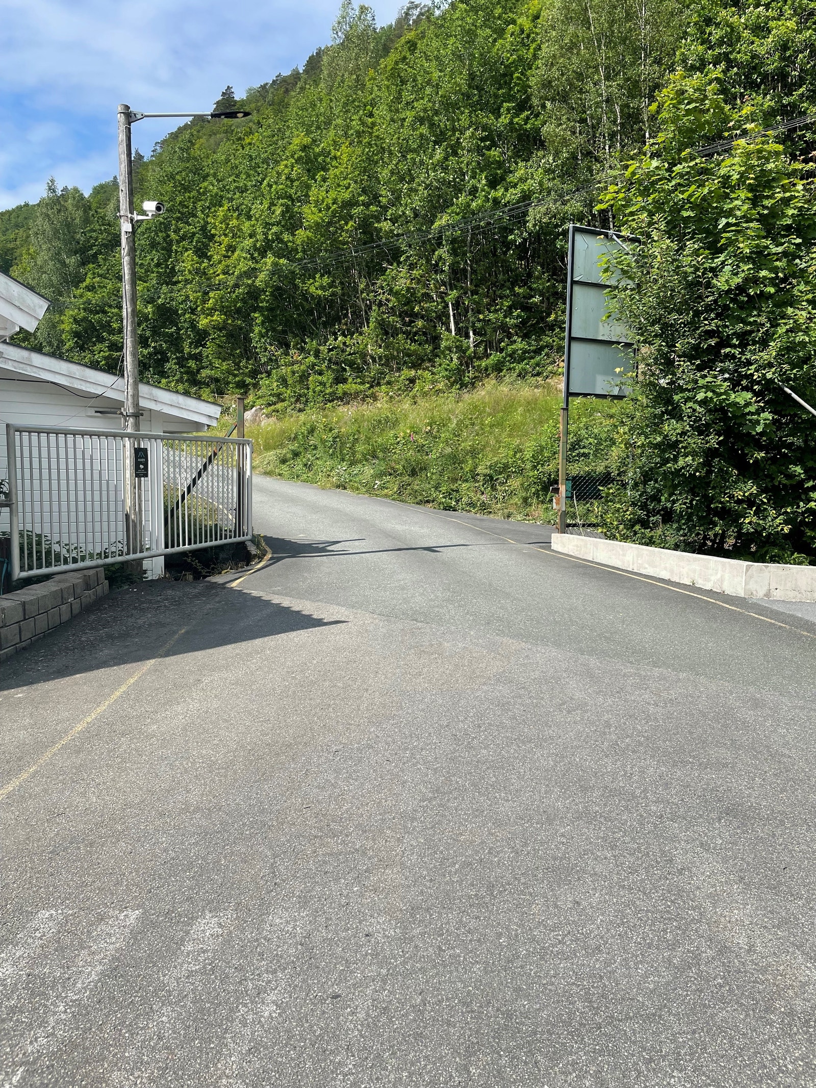 Stor port inn på område, med kamera overvåkning.
Gjennomkjøring også mulig. Galleribilde