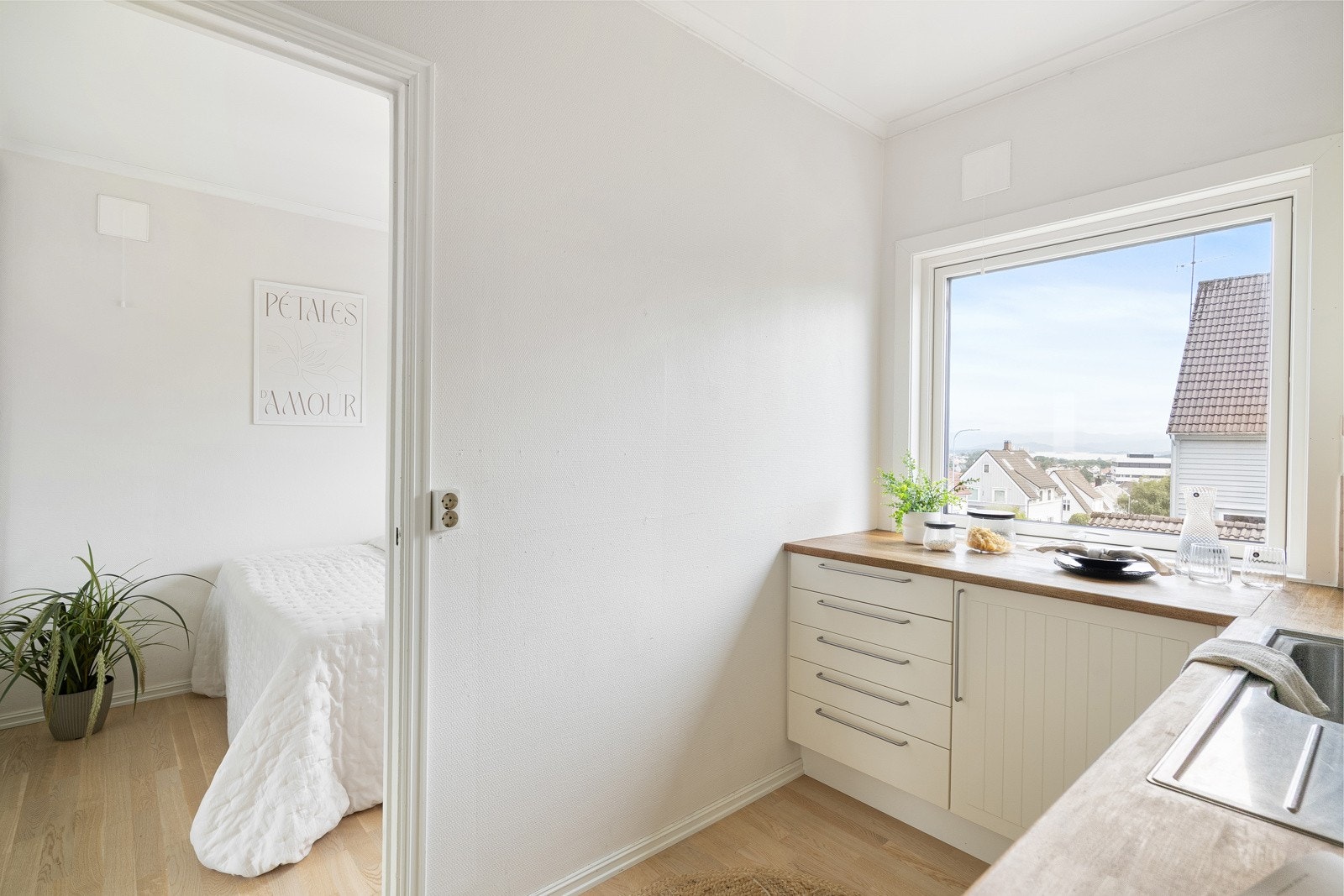 Leiligheten har en paktisk og romslig planløsning som kombinerer komfort og funksjonalitet. Galleribilde