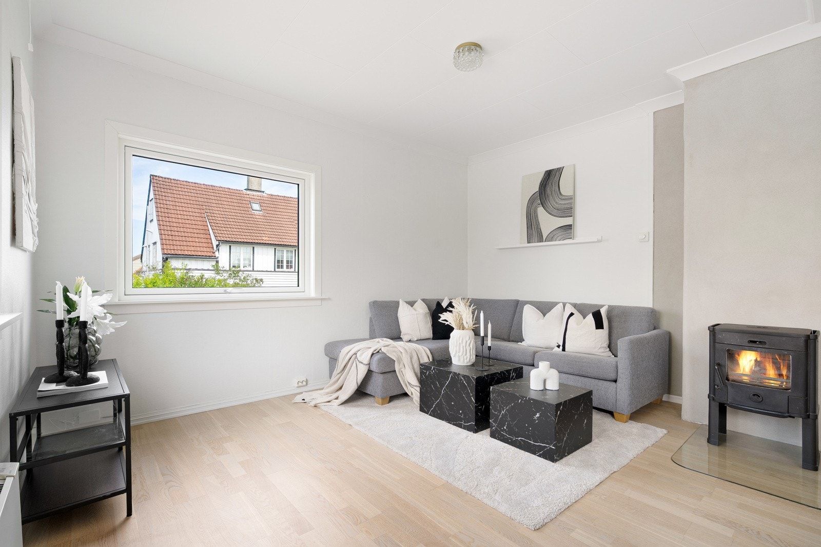 Stuen er malt i en lys og behagelig farge, på gulvene er det 3-stavs parkettgulv. Galleribilde