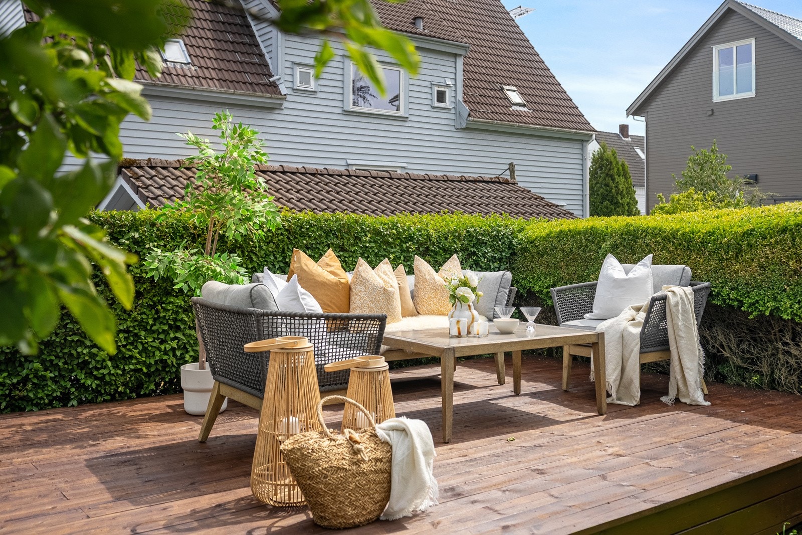 Hagen består av to herlige terrasser på til sammen 24 kvm og plen. Galleribilde
