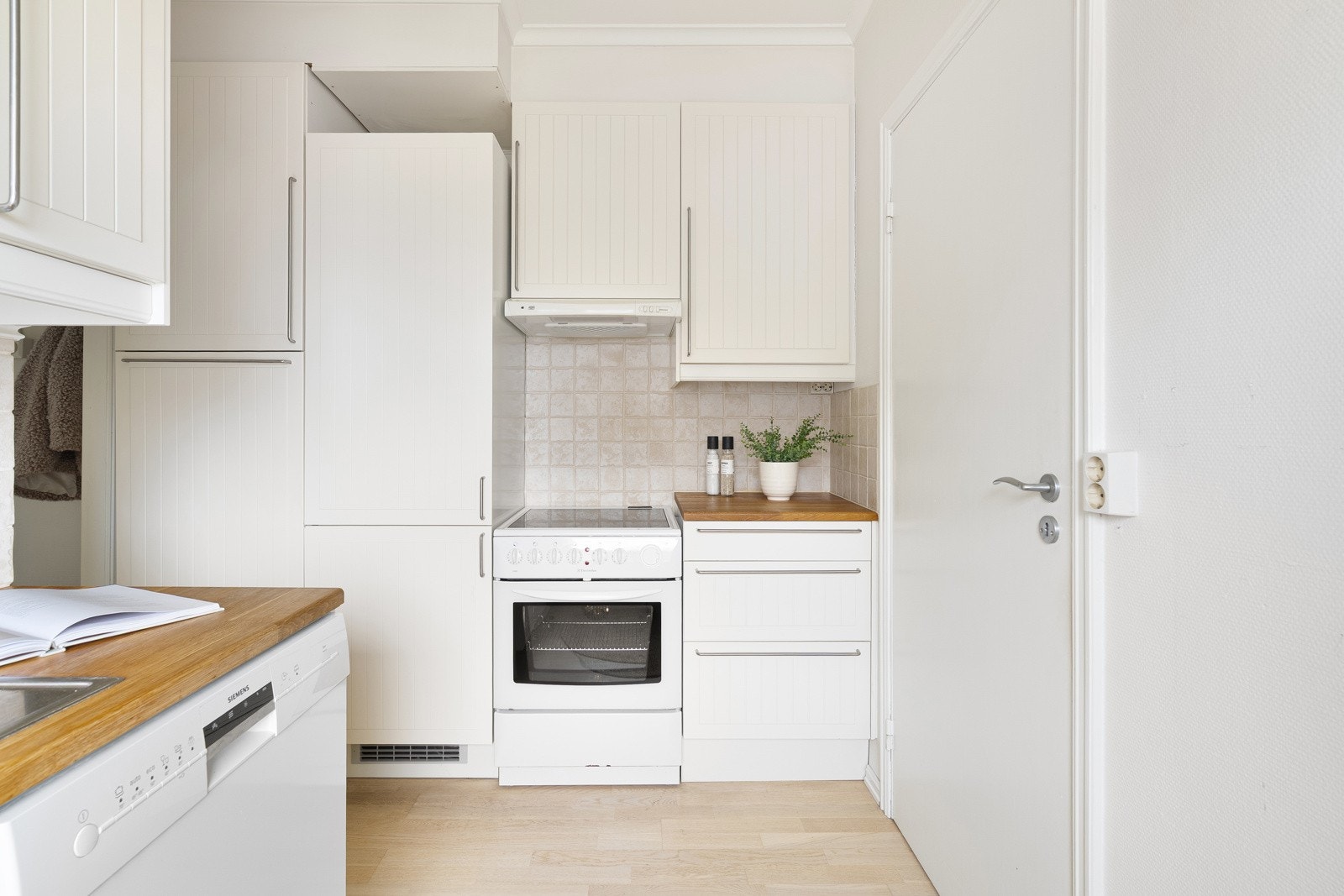 Videre er kjøkkenet utstyrt med blant annet integrert kjøl/frys, oppvaskmaskin og frittstående komfyr som medfølger. Galleribilde