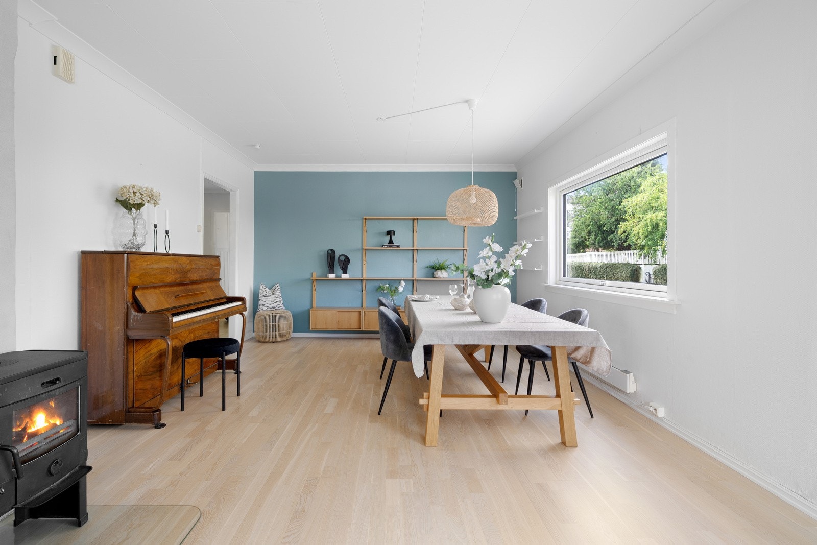 Videre inn i stuen har man et herlig allrom. Galleribilde