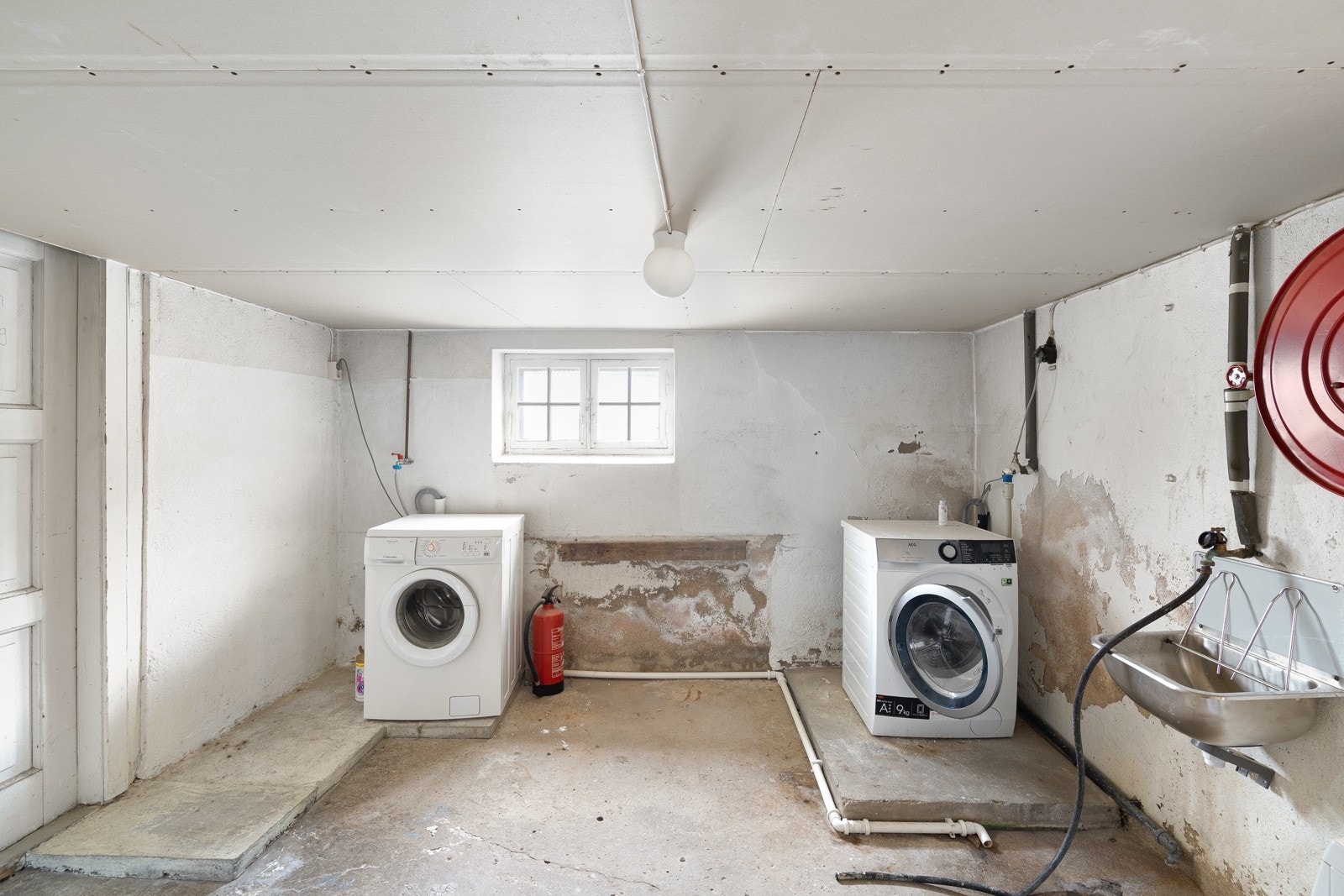 I kjelleren har man to boder på henholdsvis 5 og 8 kvm samt et felles vaskerom med egen vaskemaskin. Galleribilde