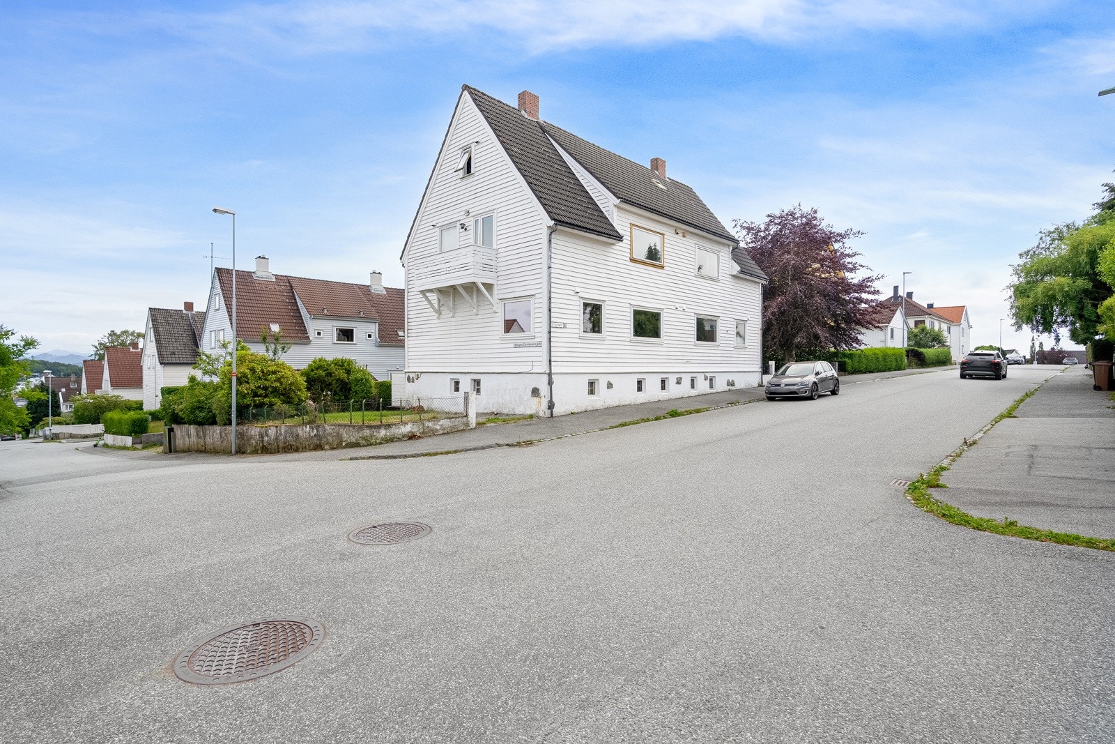 Eiendommen ligger i et sentralt og ettertraktet boligområde på Våland, rett utenfor Stavanger sentrum. Galleribilde