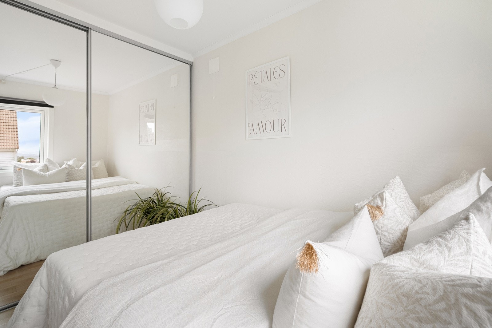 Videre har man et stort garderobeskap med speilskyvedører. Galleribilde