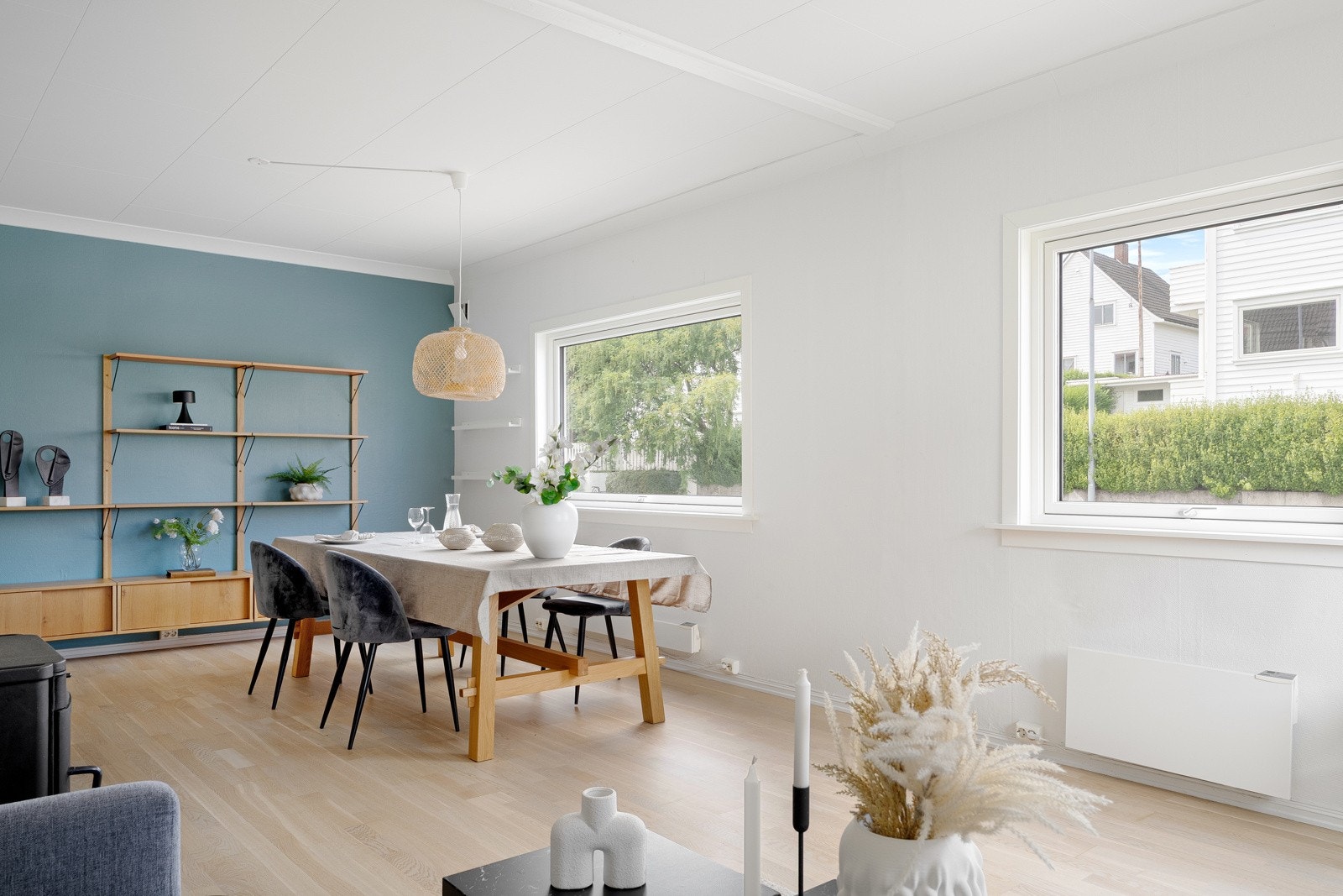 Stuen har to ulike soner med god plass til både spisebord og sofagruppe. Galleribilde